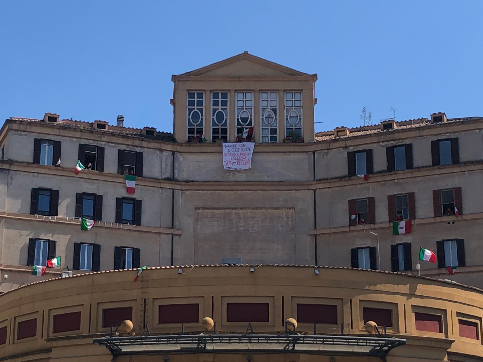 “Bella ciao” risuona in tutta Italia: la Liberazione si festeggia con le finestre aperte – I video
