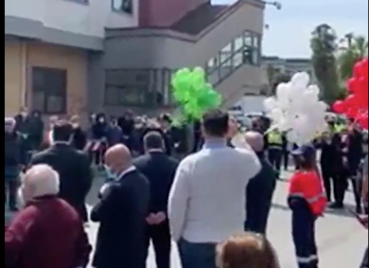 Coronavirus, folla al funerale del sindaco-medico: De Luca mette in quarantena il Comune di Saviano – Video