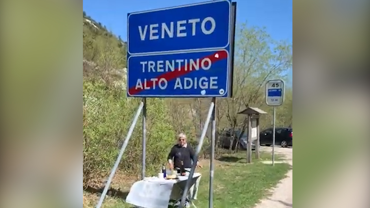 Coronavirus, il compleanno festeggiato con la mamma sul confine tra Veneto e Trentino – Il video
