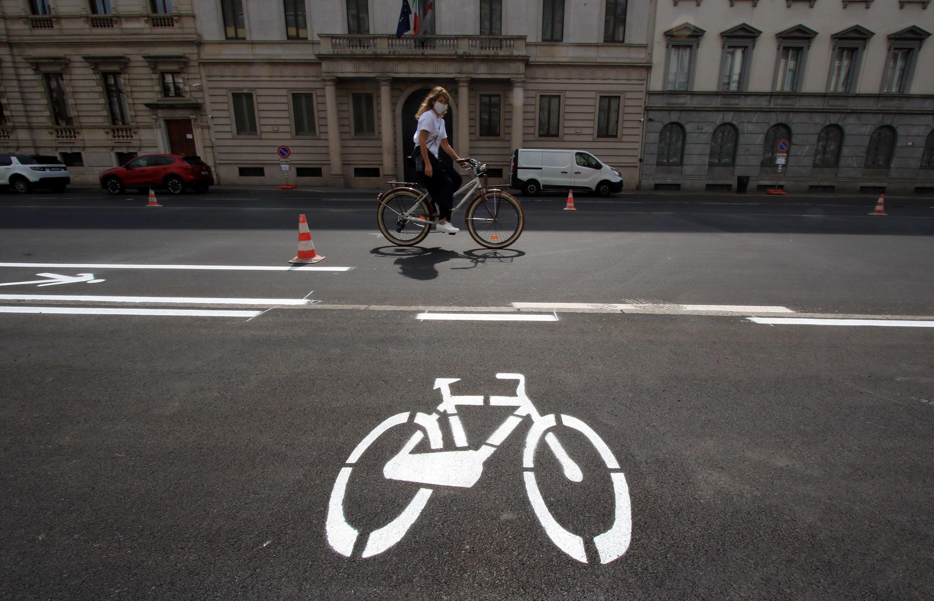 Operai al lavoro per realizzare nuove piste ciclabili e pedonali in Corso Venezia e fare fronte all'aumento degli spostamenti in bicicletta e a piedi, Milano, 30 aprile, 2020. ANSA/PAOLO SALMOIRAGO