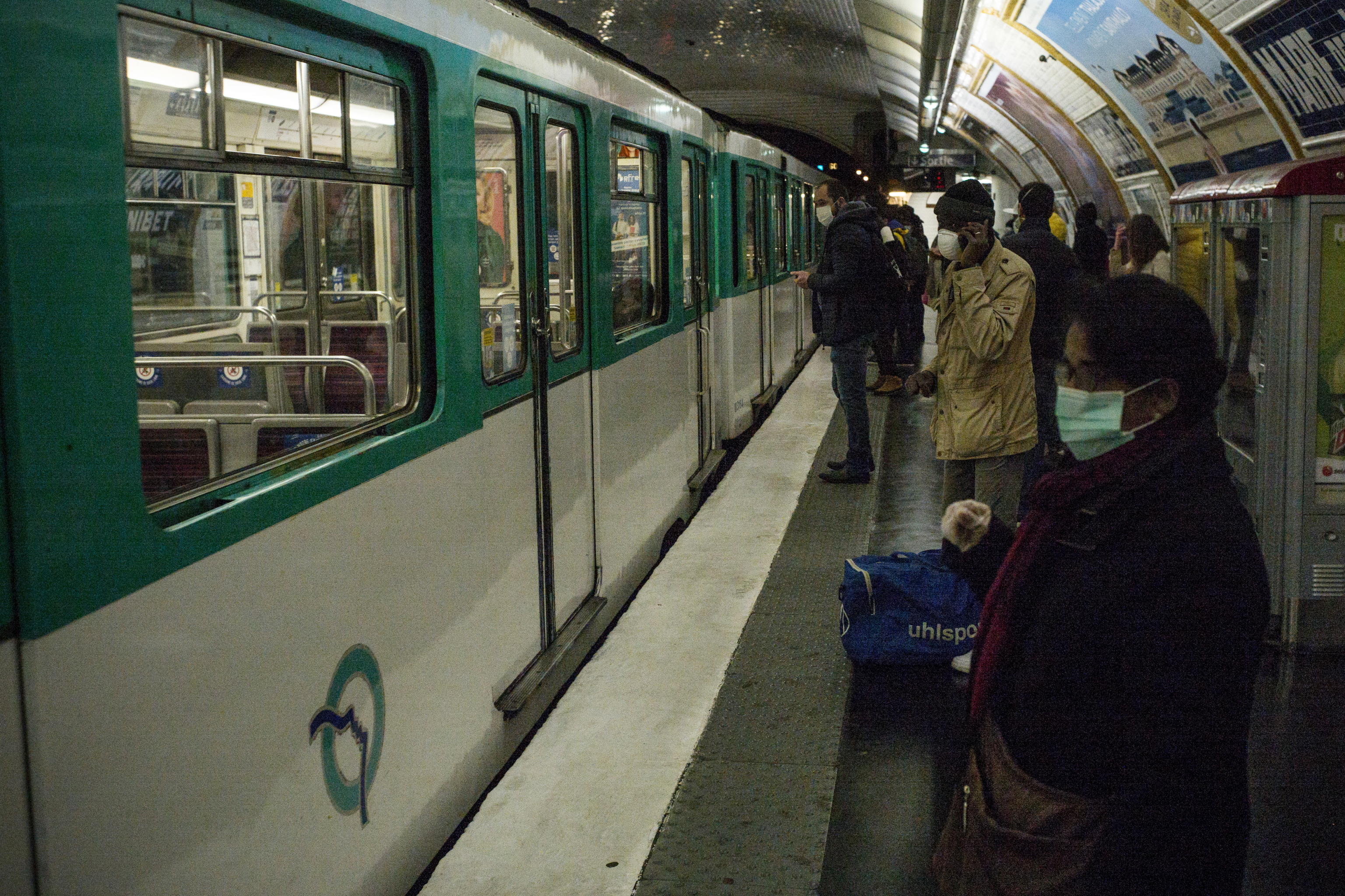 epa08413896 Commuters wearing face masks wait to enter in a subway train in Paris, France, 11 May 2020. France began a gradual easing of its lockdown measures and restrictions amid the COVID-19 pandemic.  EPA/JULIEN DE ROSA