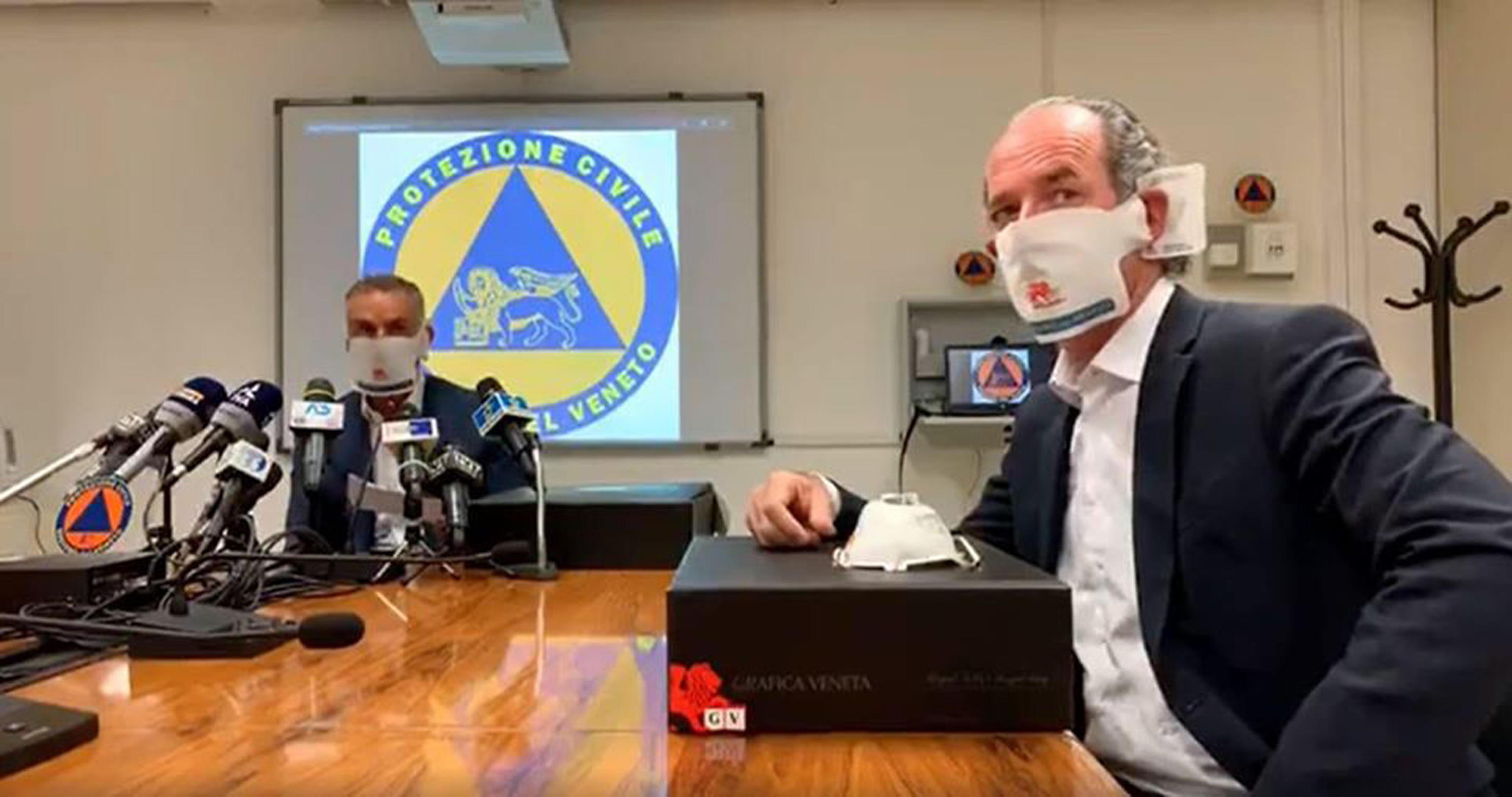 !?????? #CORONAVIRUS / GIA IN MOTO LA DISTRIBUZIONE DELLE MASCHERINE "MADE IN VENETO". ??????
Si è già messa in moto la macchina della Regione per la distribuzione dei due milioni di nuove mascherine, prodotte gratuitamente da Grafica Veneta S.p.a. grazie all'imprenditore Fabio Franceschi.
Gli assessorati competenti hanno scritto ai Comuni, ai Centri per anziani, alle case di riposo, con indicazioni pratiche per la distribuzione", così il governatore del Veneto Luca Zaia su Facebook, 19 marzo 2020.
ANSA / pagina Facebook Luca Zaia