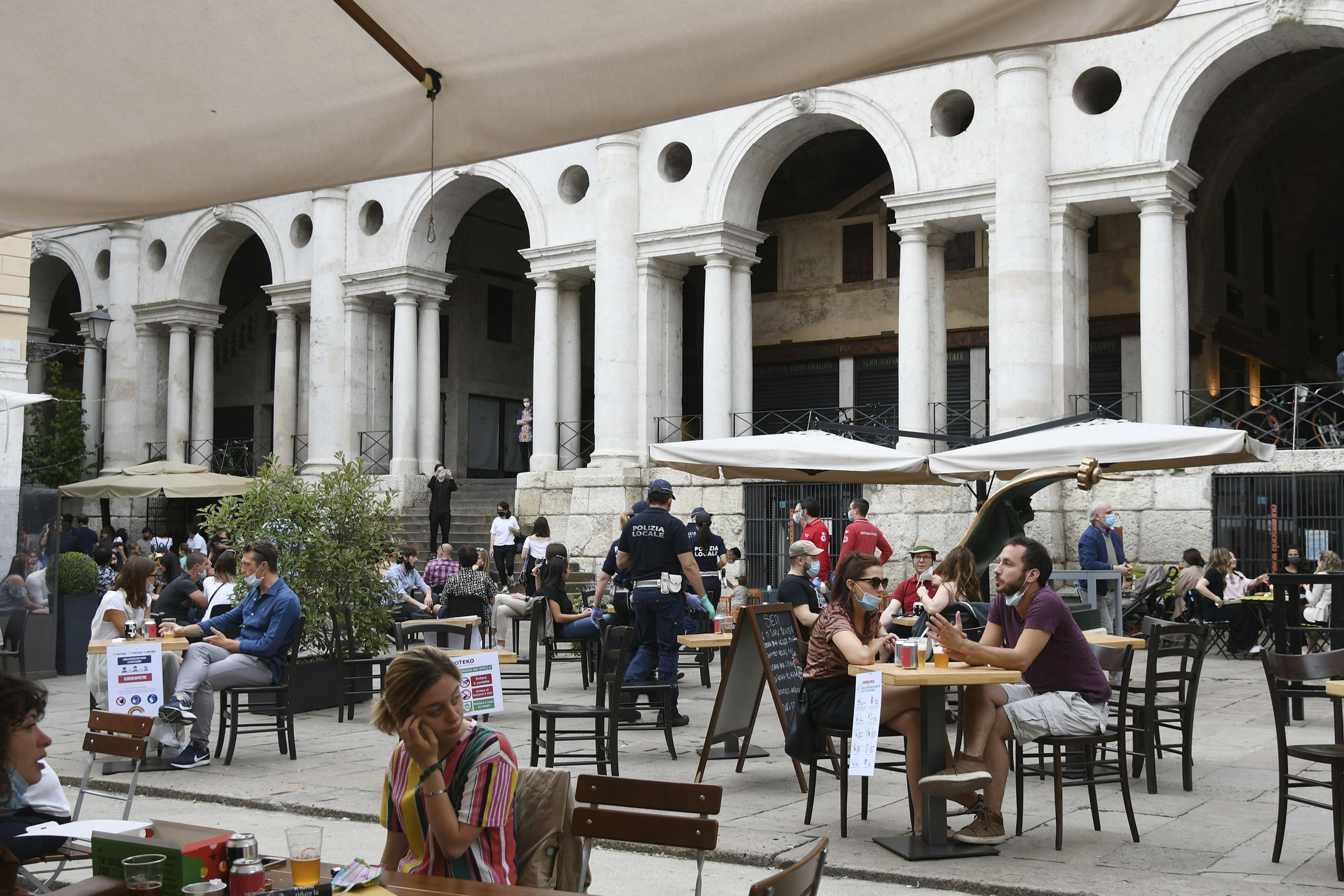 People in a cafè in Piazza dei Signori, Vicenza, northern Italy, 22 May 2020.
Italy is gradually easing lockdown measures implemented to stem the spread of the SARS-CoV-2 coronavirus that causes the COVID-19 disease. ANSA/FILIPPO VENEZIA