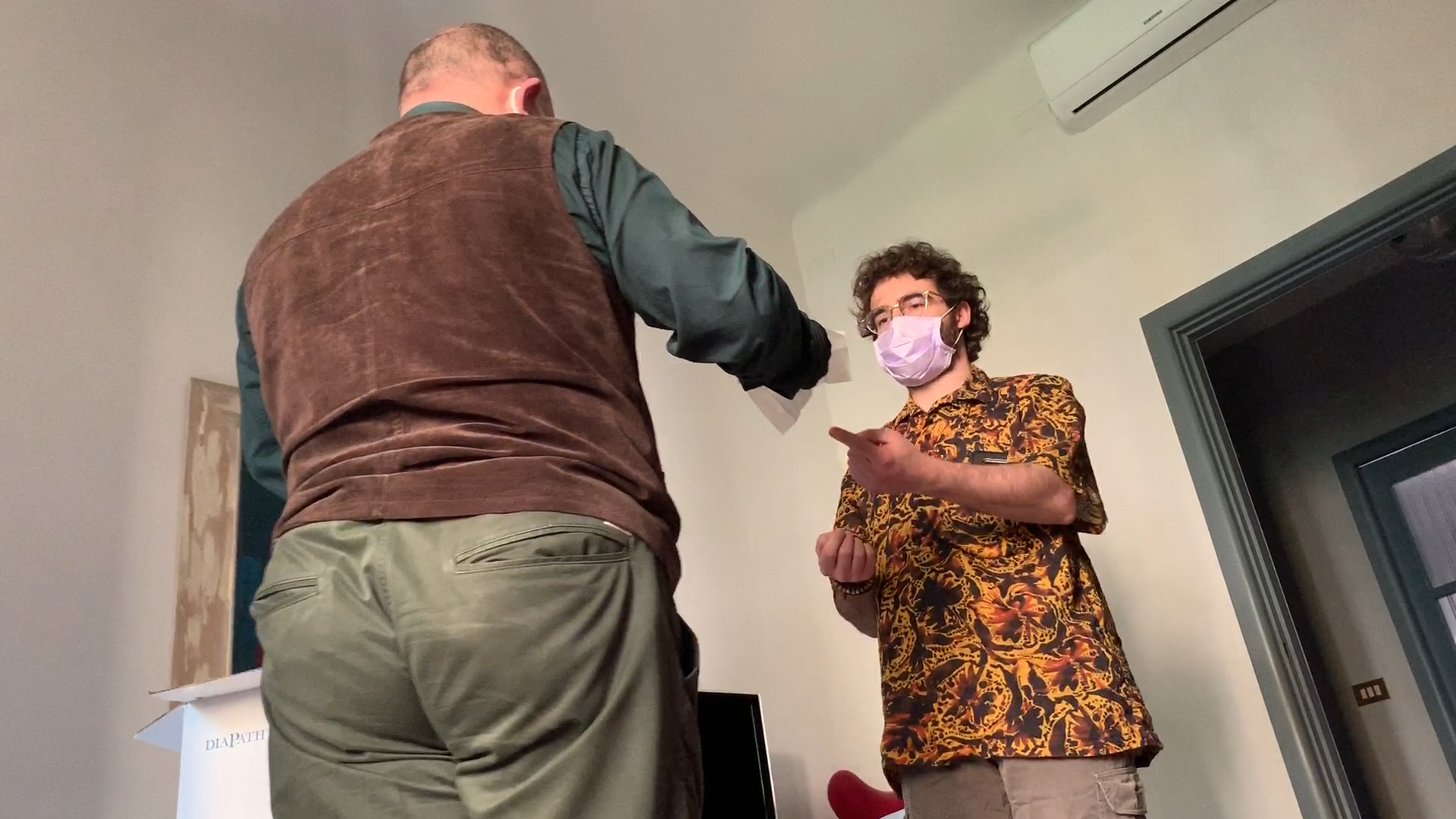 Coronavirus, abbiamo provato il test sierologico privato: 170 euro, niente visita e informazioni pericolose – Il video