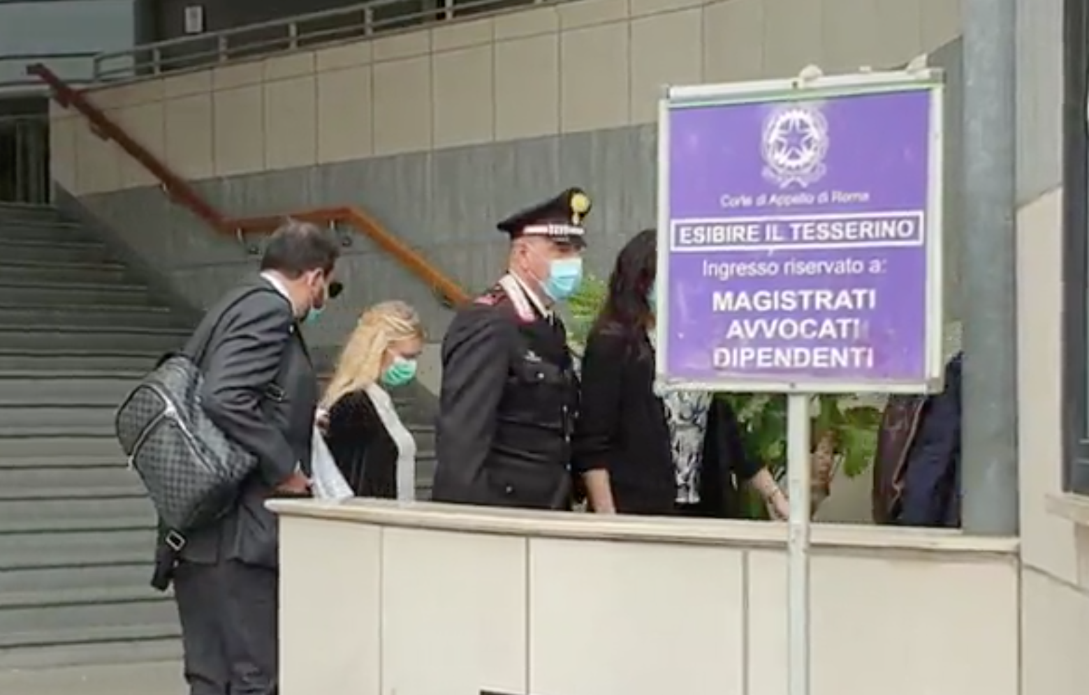 Omicidio Sacchi, primo faccia a faccia tra il padre di Luca e Anastasia. Lei sfugge da un’uscita secondaria –  Esclusivo