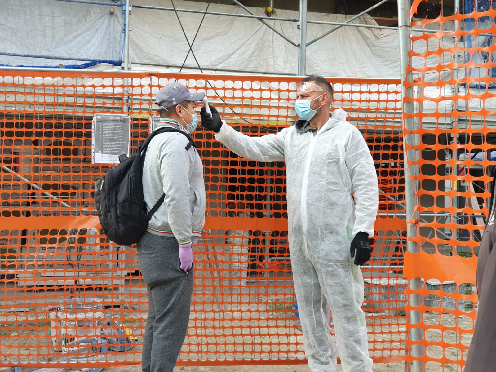 Coronavirus. Nel cantiere di Milano che ha appena riaperto: «Qui rispettiamo le norme, ma altrove non è facile. Speriamo in più controlli»