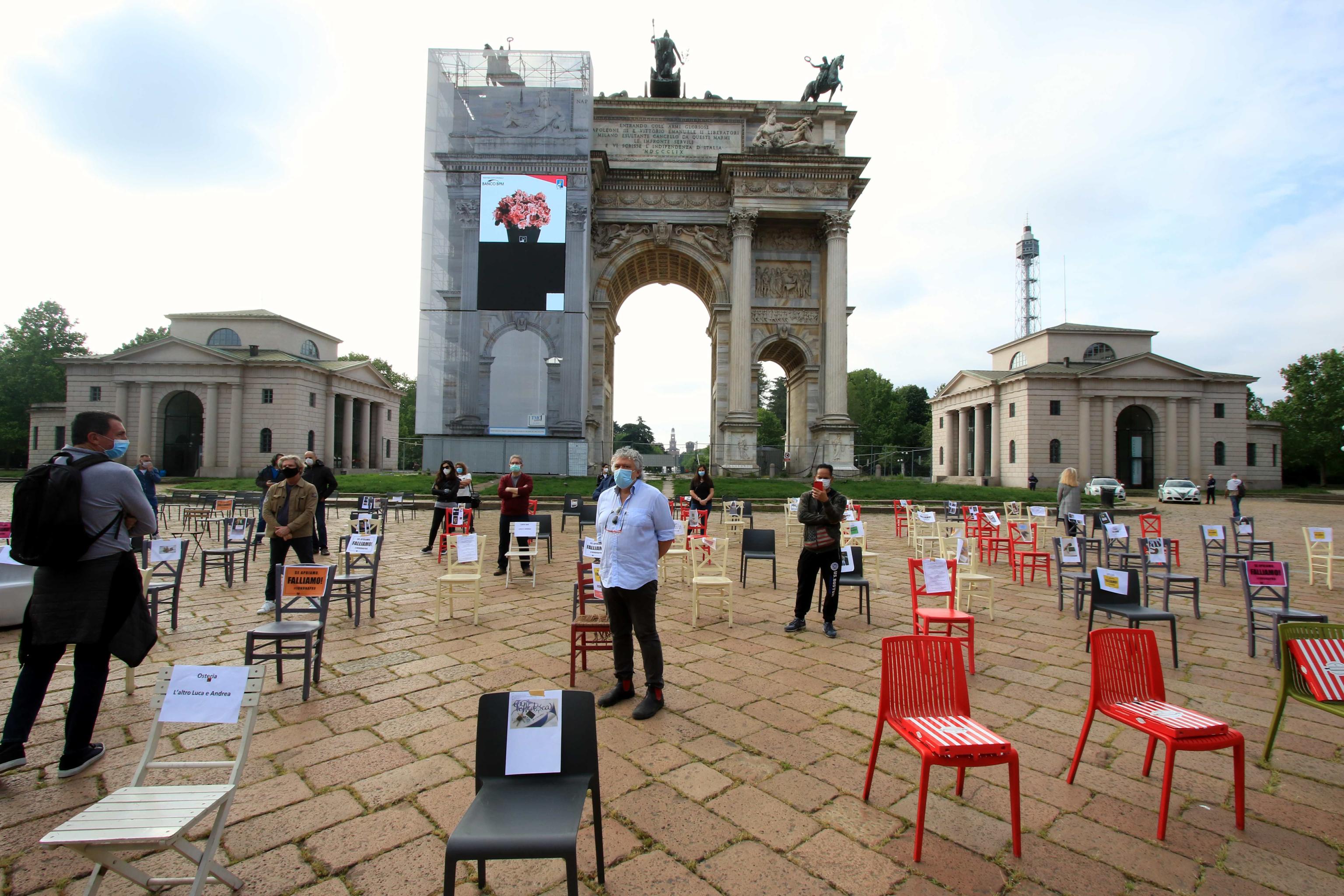 Protesta delle sedie vuote dei gestori di locali e commercianti presso l'Arco della Pace , Milano, 06 maggio 2020. ANSA/PAOLO SALMOIRAGO