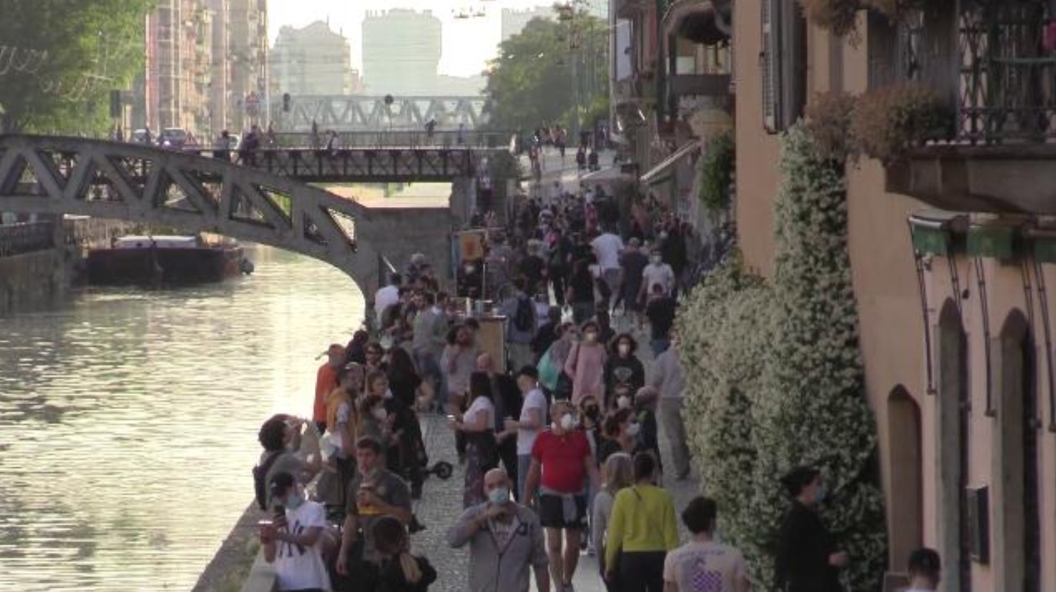 Coronavirus, l’ira di Sala: «O già oggi torna l’ordine o chiudo le strade dei Navigli e vieto l’asporto»