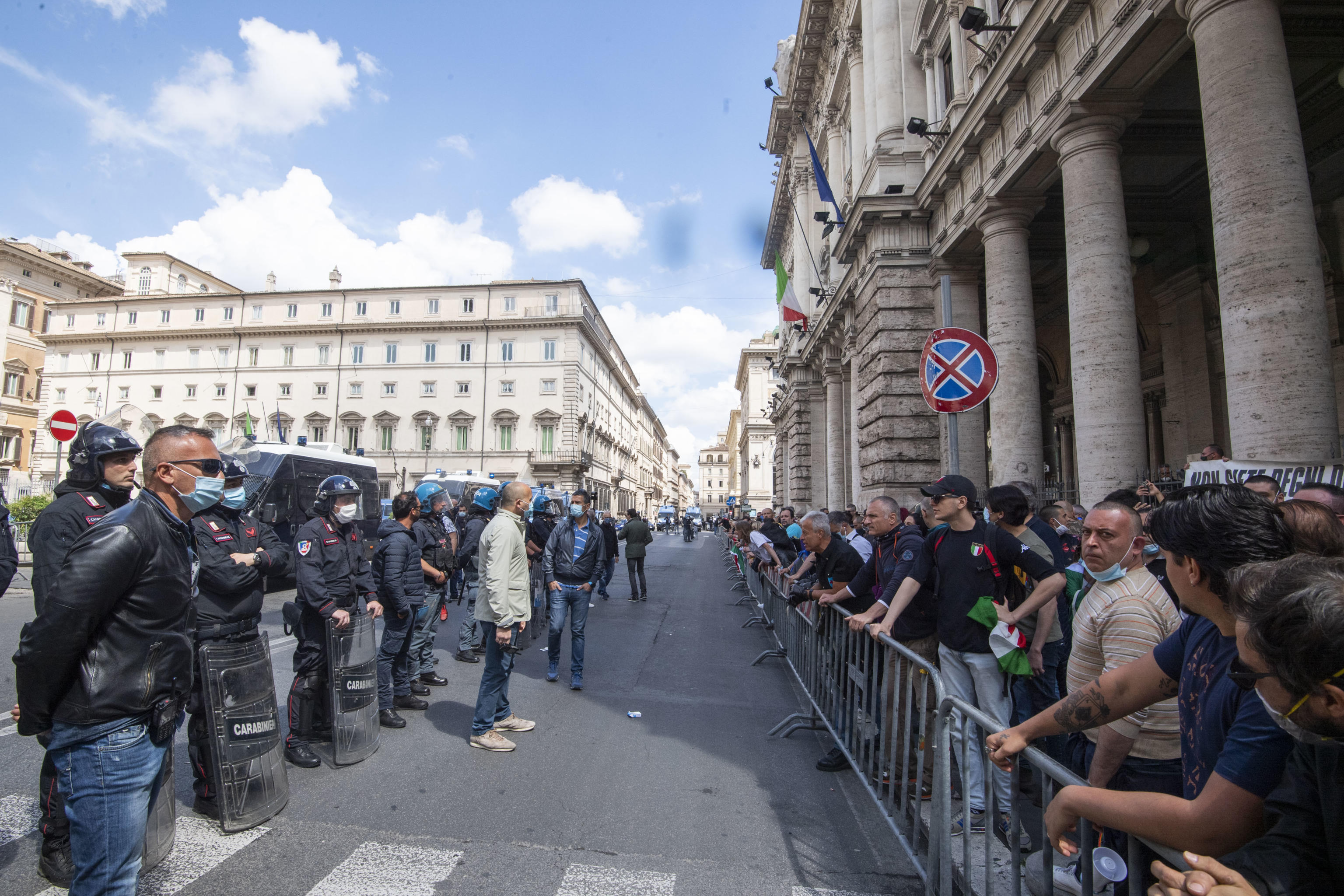 Un momento di una manifestazione nei pressi di Galleria Colonna. Roma, 30 maggio 2020. ANSA/CLAUDIO PERI