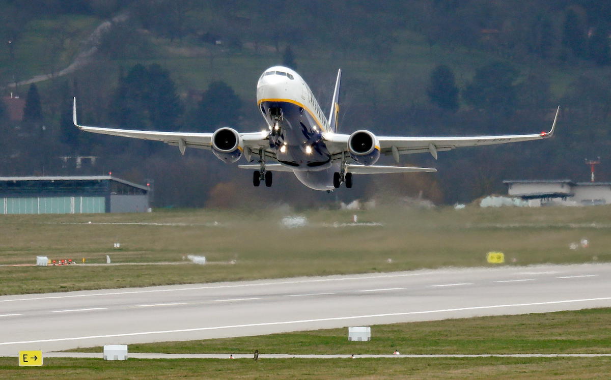 Ryanair alzerà i prezzi dei biglietti aerei in estate: ecco di quanto aumentano e perché