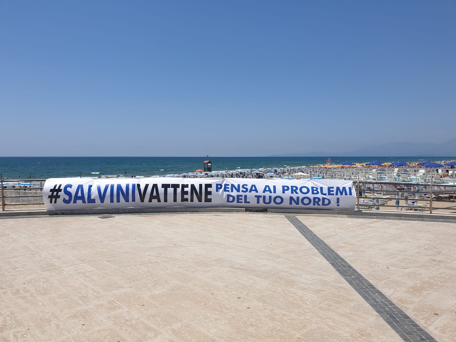 Tensione a Mondragone in attesa di Salvini. E partono le prime contestazioni – Il reportage