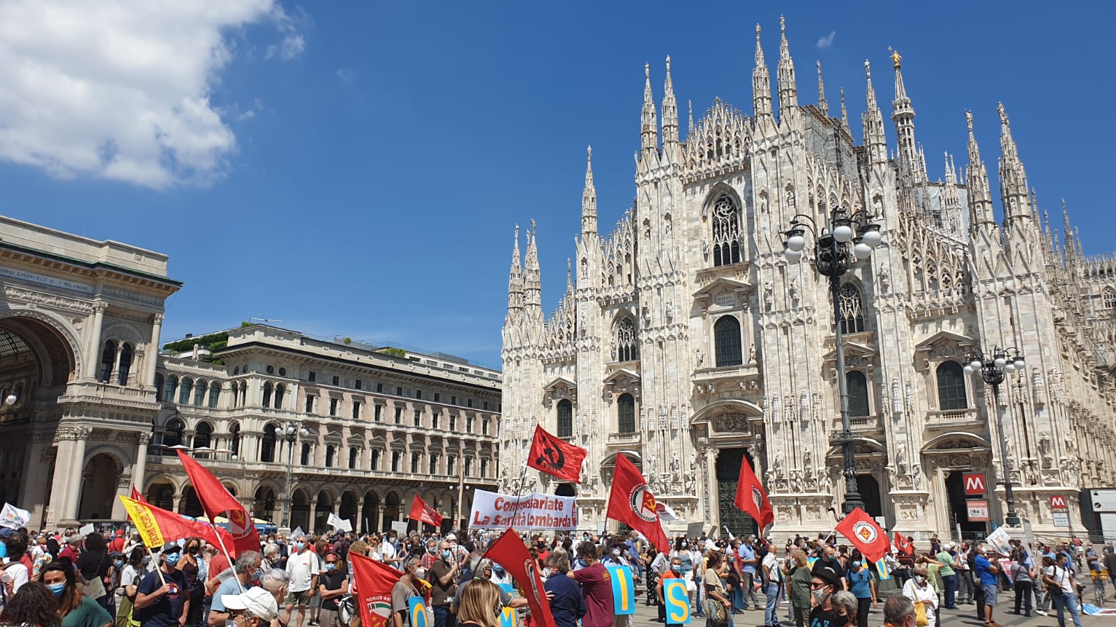 Coronavirus, protesta in piazza Duomo a Milano: «in migliaia» chiedono di commissariare la Regione Lombardia – Il video