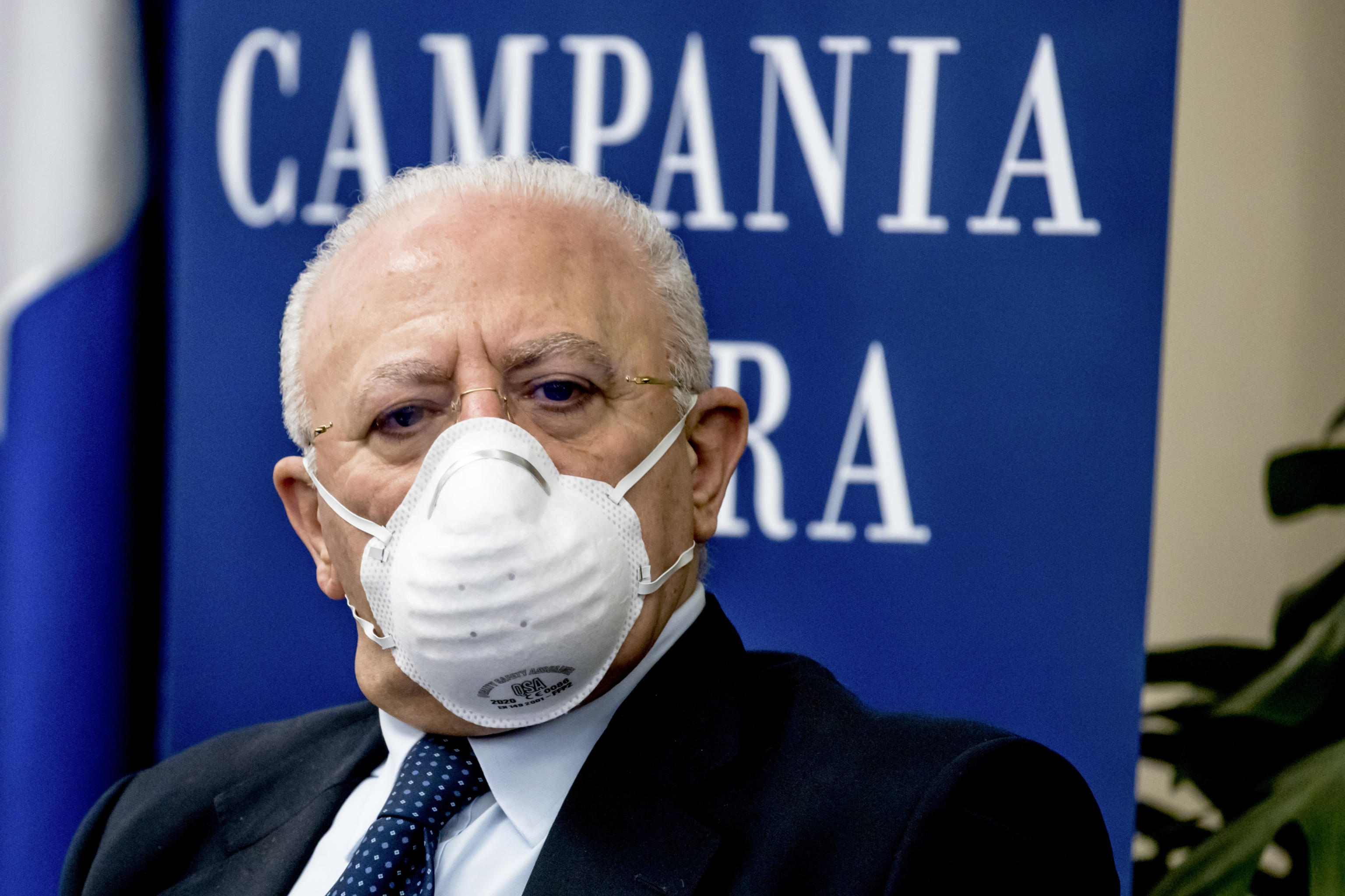 Il presidente della Regione Campania Vincenzo De Luca in collegamento con i giornalisti durante la conferenza stampa nella sede della Giunta in via Santa Lucia a Napoli dove ha annunciato lo stanziamento di  7  milioni di euro a sostegno alla ricerca scientifica in relazione all'emergenza coronavirus . 23 maggio 2020  ANSA / CIRO FUSCO
