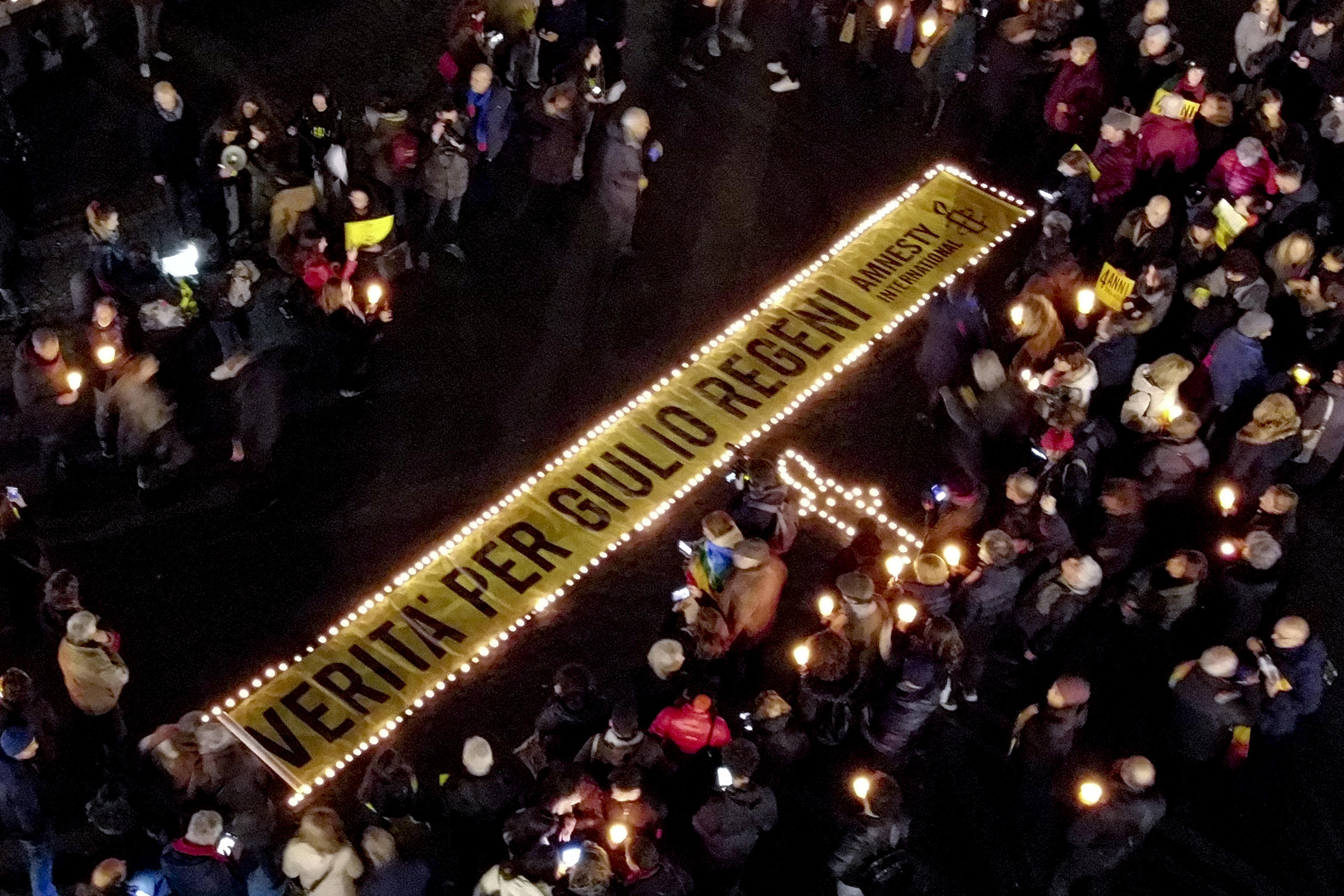 Candele e striscione a Napoli in memoria di Giulio Regeni, l'iniziativa di Amnesty International in piazza del Gesu', a quattro anni dall'ultimo Sms mandato dall'Egitto, 25 gennaio 2020.
ANSA/CIRO FUSCO