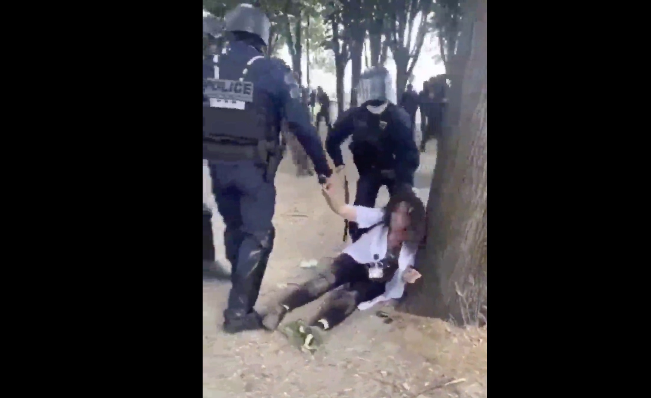 L’arresto violento di un’infermiera in Francia al corteo dei sanitari, la figlia: «A 50 anni ha lavorato anche 14 ore al giorno contro il Covid…»  – Il video