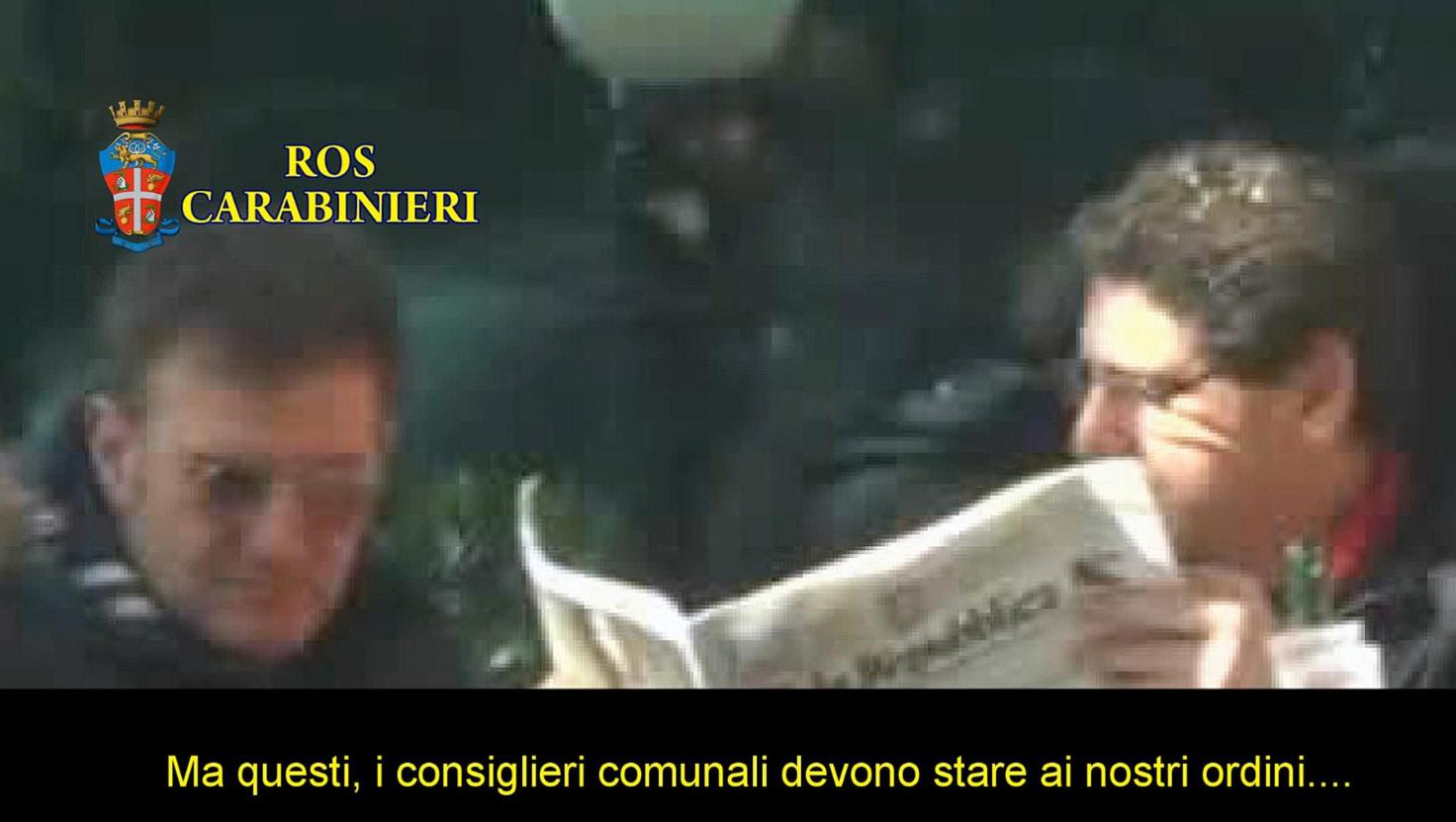 Alcuni passaggi di un'intercettazione di una conversazione telefonica tra Salvatore Buzzi (D) e Massimo Carminati nella combo realizzata con fermo immagine di un video diffuso dal Ros dei Carabinieri il 4 giugno 2015, a conclusione della seconda fase dell'inchiesta 'Mondo di mezzo' che ha portato all'arresto di 44 persone. ANSA/ US CARABINIERI +++ NO SALES - EDITORIAL USE ONLY +++