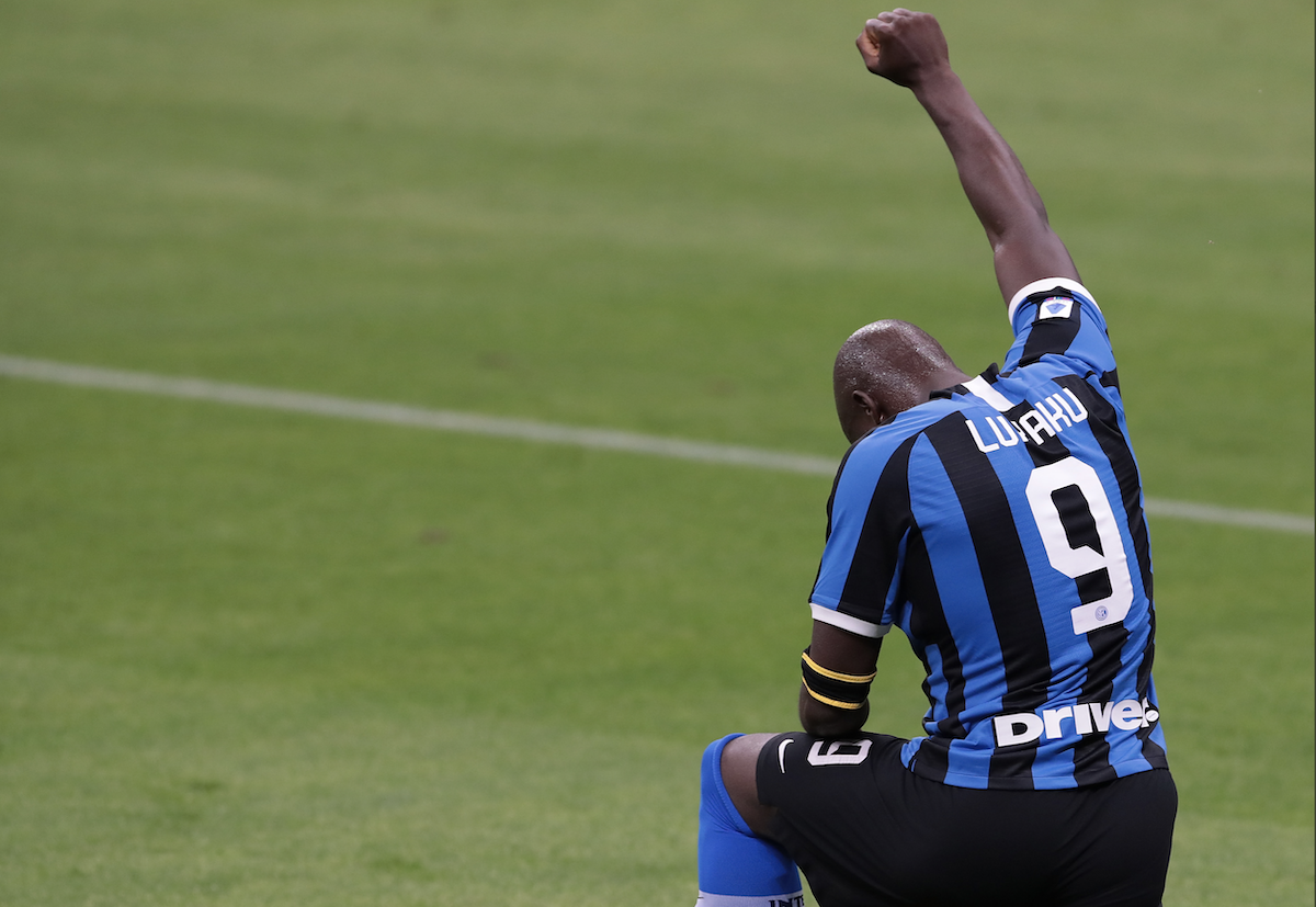 Serie A, Inter-Sampdoria 2-1. Anche Lukaku in ginocchio per George Floyd dopo il gol – Il video