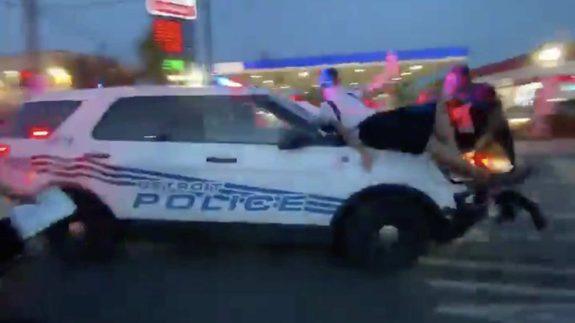 Detroit, l’auto della polizia investe e fa volare i manifestanti – il video