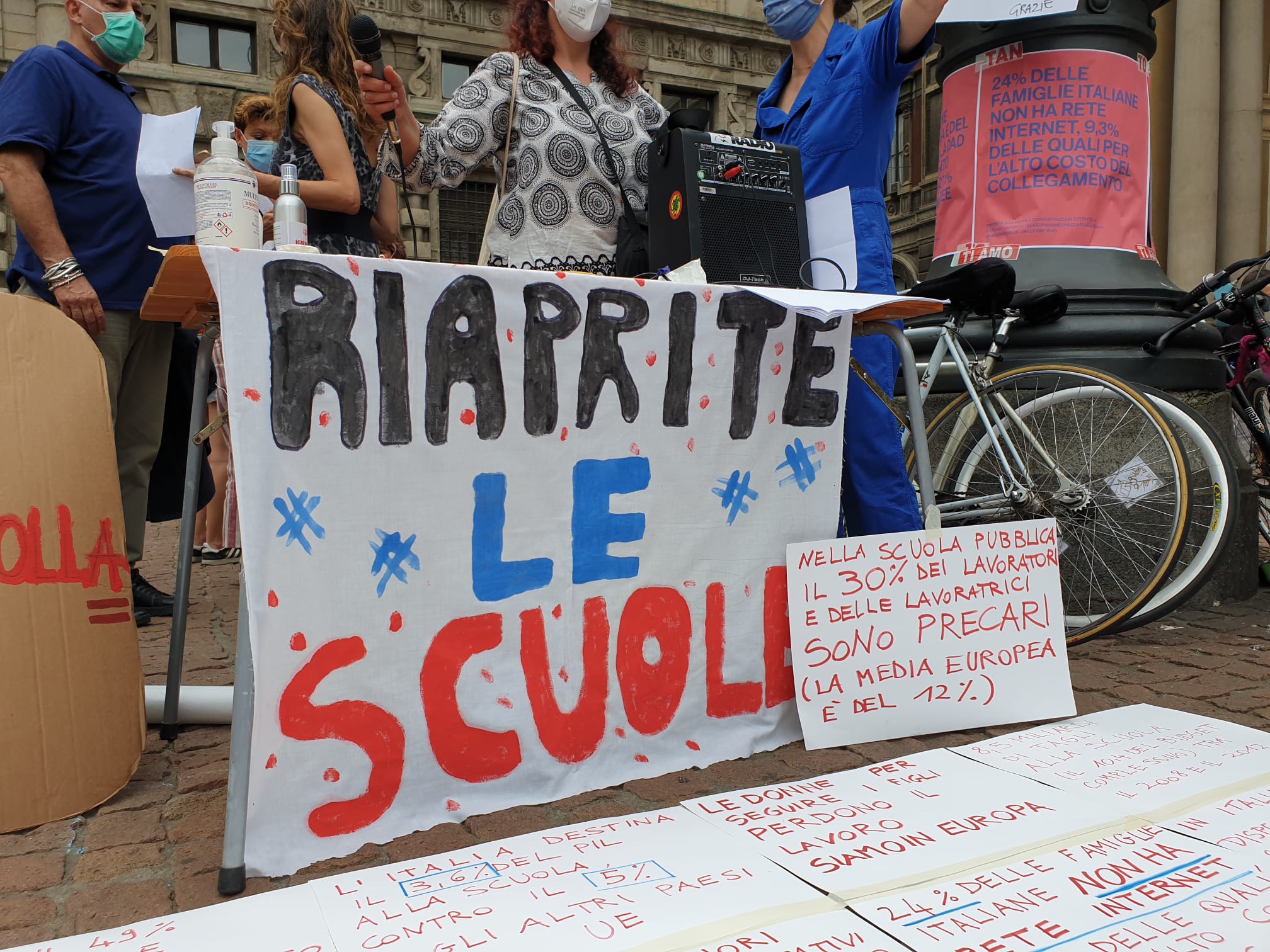 «Riaprite le scuole»: l’appello di genitori, insegnanti e studenti che hanno invaso le piazze – Foto e video