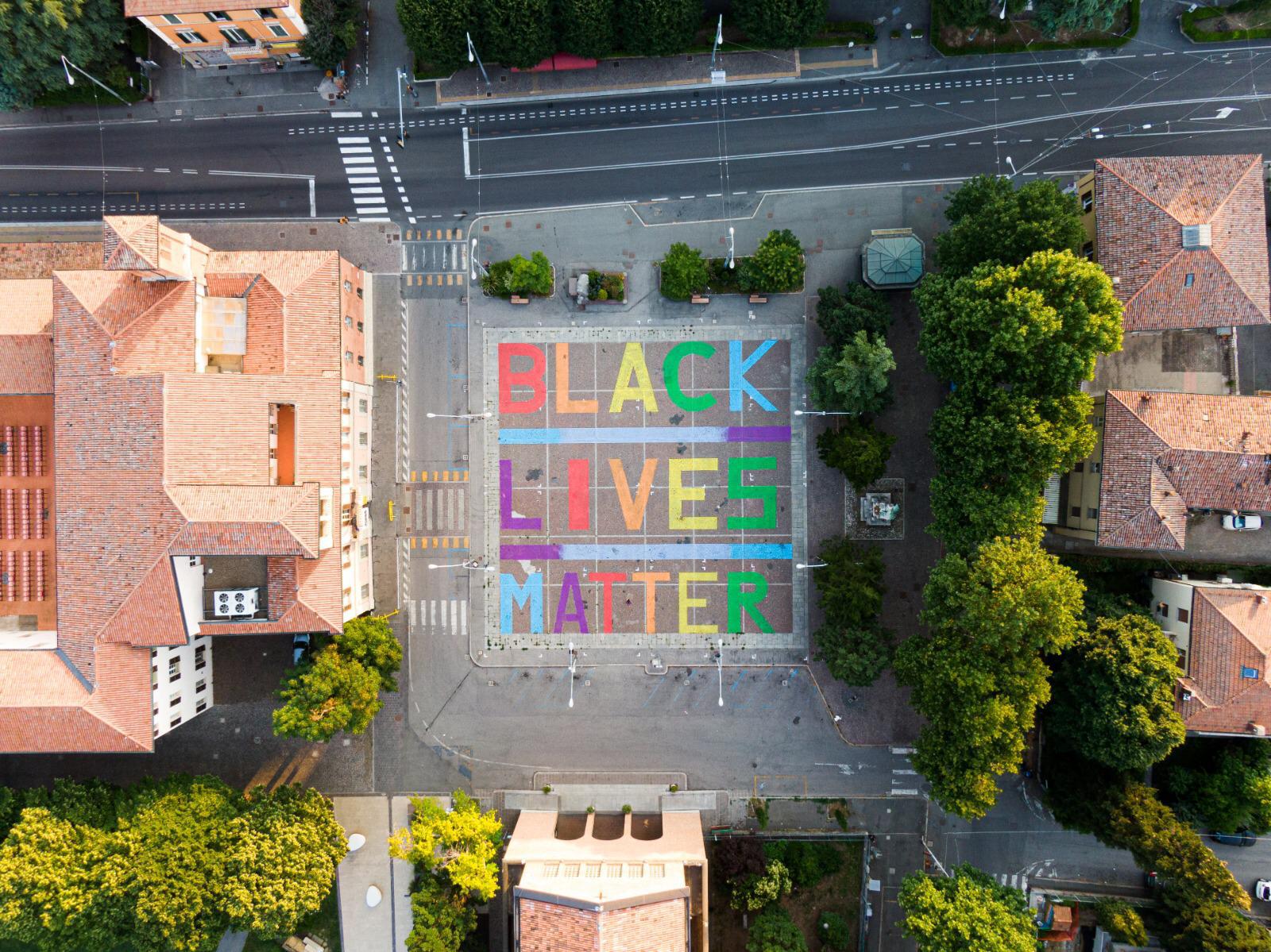 Black Lives Matter: le Sardine colorano le strade italiane per i diritti dei neri – Foto e video