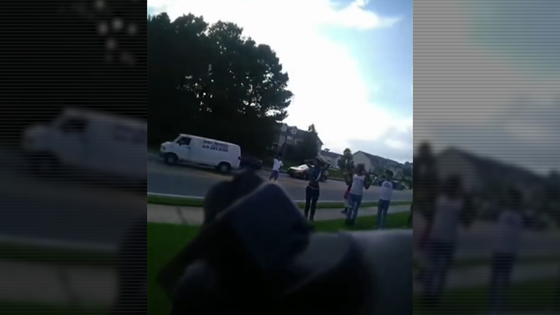 Usa, il caso dei ragazzini neri e del poliziotto che punta loro la pistola per 4 minuti: «Ho temuto di morire» – Video