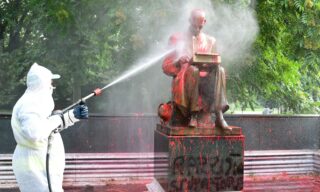 Le operazioni di pulizia sulla statua di Indro Montanelli a Milano