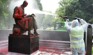 Le operazioni di pulizia sulla statua di Indro Montanelli a Milano