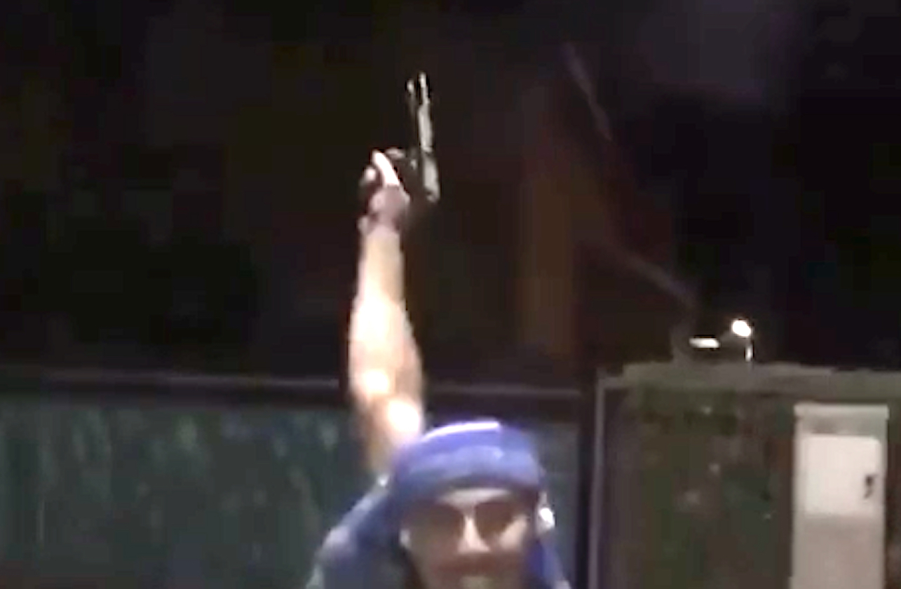 Non saltano solo mascherine e distanze: per la festa del Napoli c’è anche chi esulta sparando – Il video