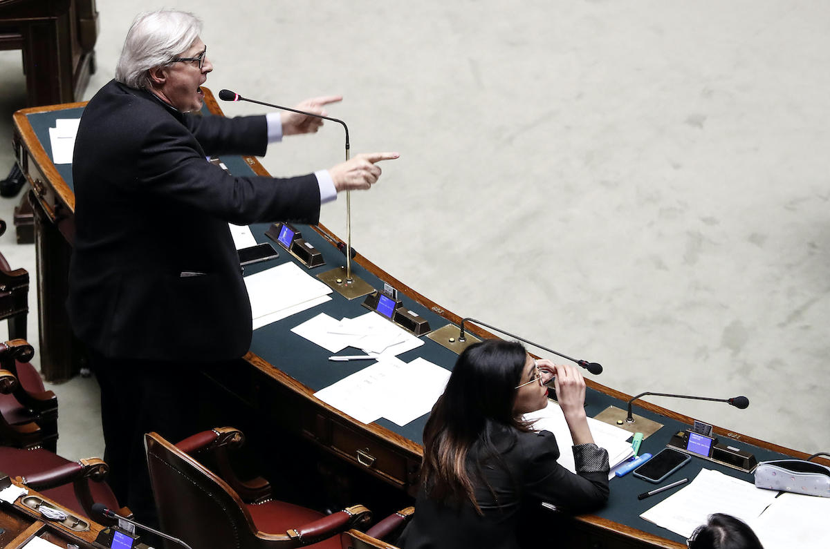 Il deputato Vittorio Sgarbi durante le dichiarazioni di voto alla Camera sul decreto coronavirus, Roma, 26 febbraio 2020. ANSA/RICCARDO ANTIMIANI