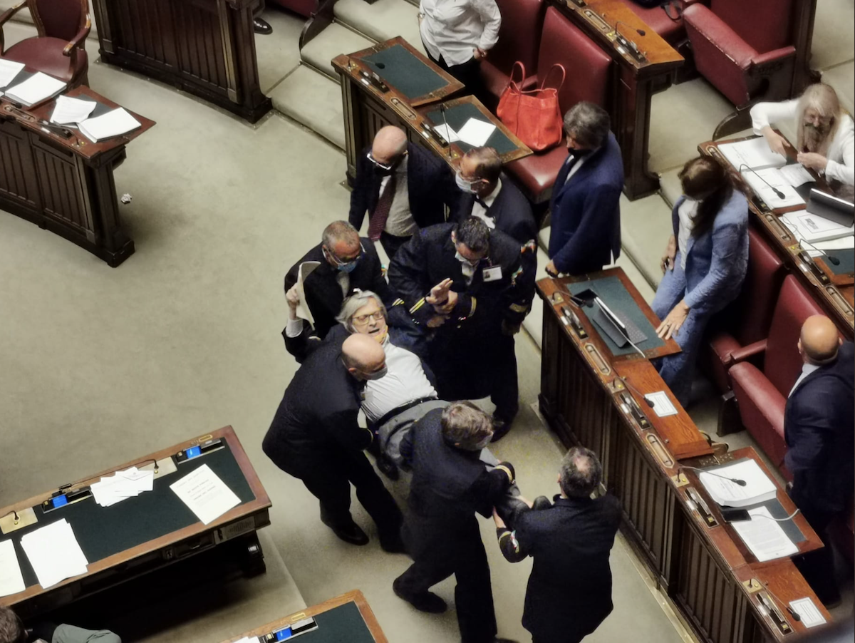 Dl Giustizia, via libera alla Camera. Sgarbi espulso dall’Aula, lo portano via di peso – Il video