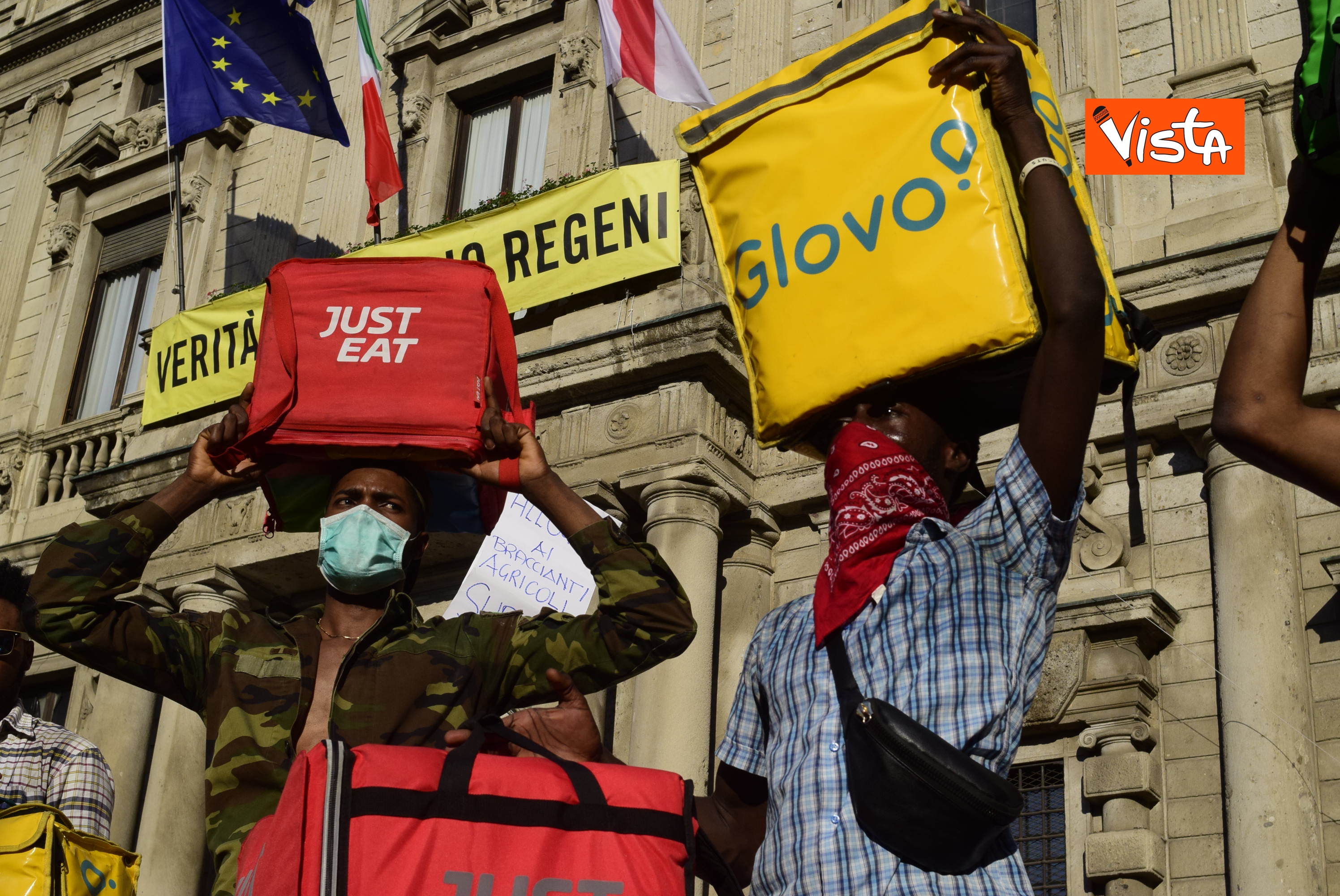Milano, al flash mob dei rider spunta la contestatrice: «Viva Salvini». Poi simula uno sputo a un ragazzo di colore – Il video