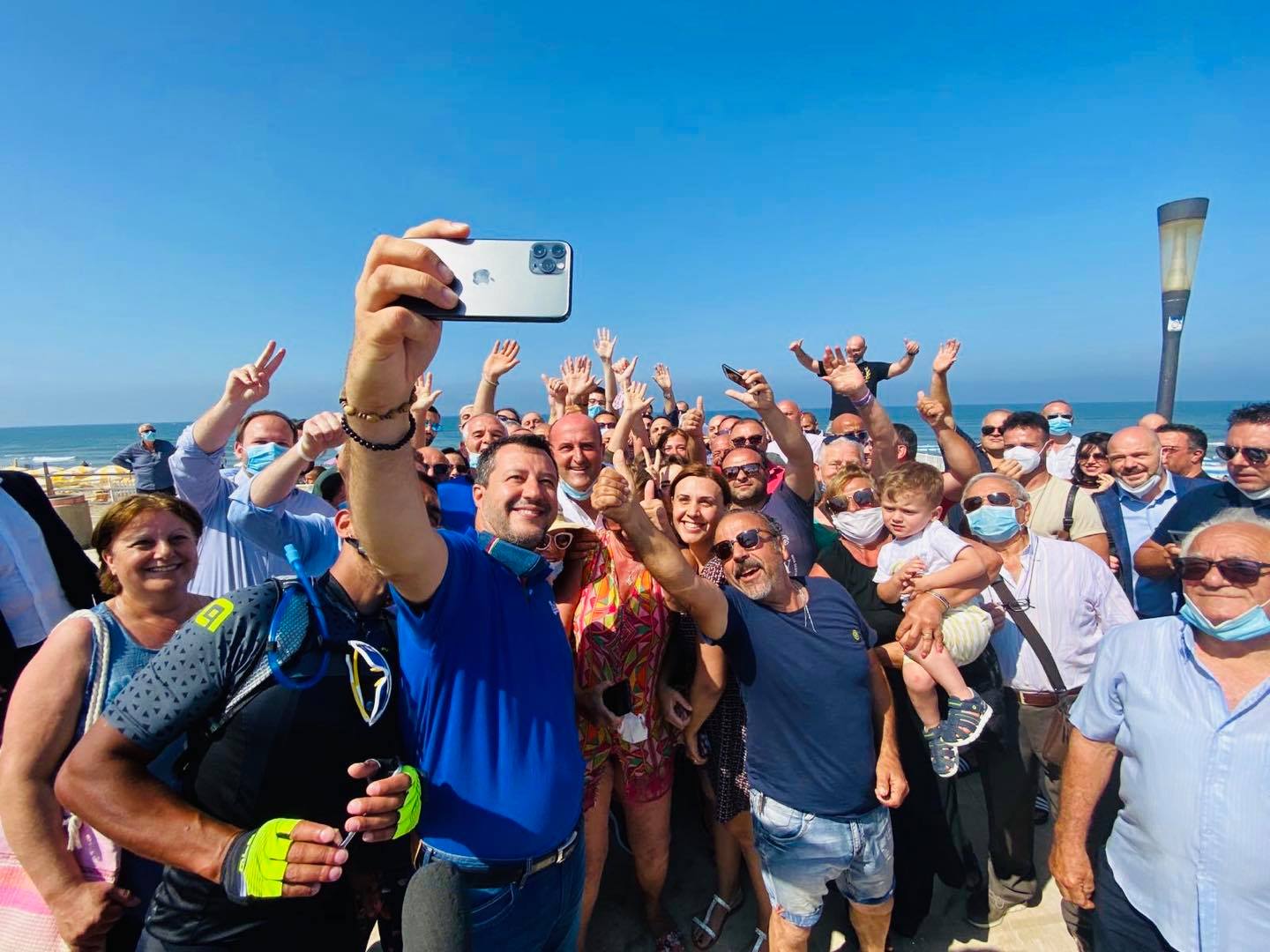 Salvini torna a sorpresa a Mondragone dopo le contestazioni. E scatta i selfie (senza mascherina) – Il video