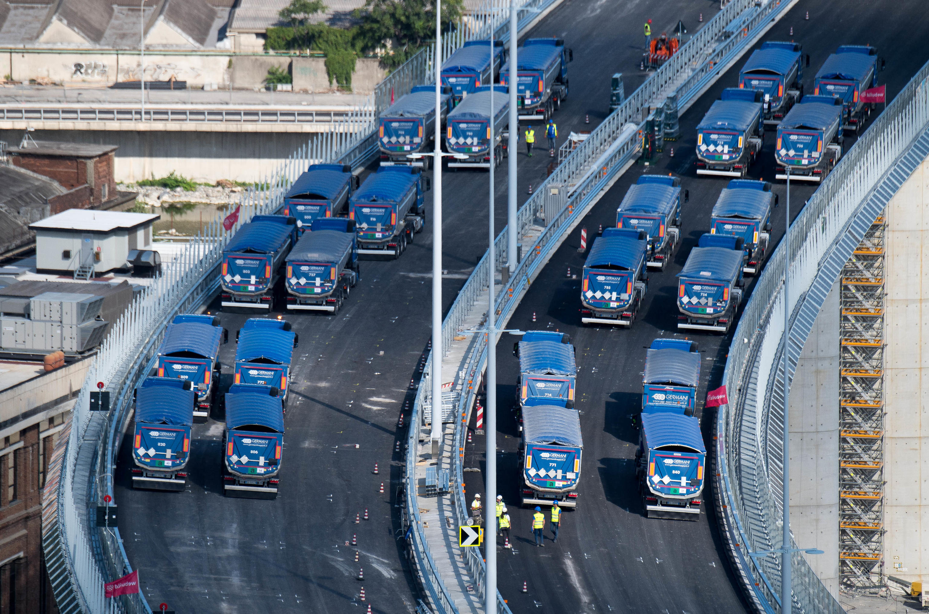 I tir sul viadotto. ANSA/LUCA ZENNARO
