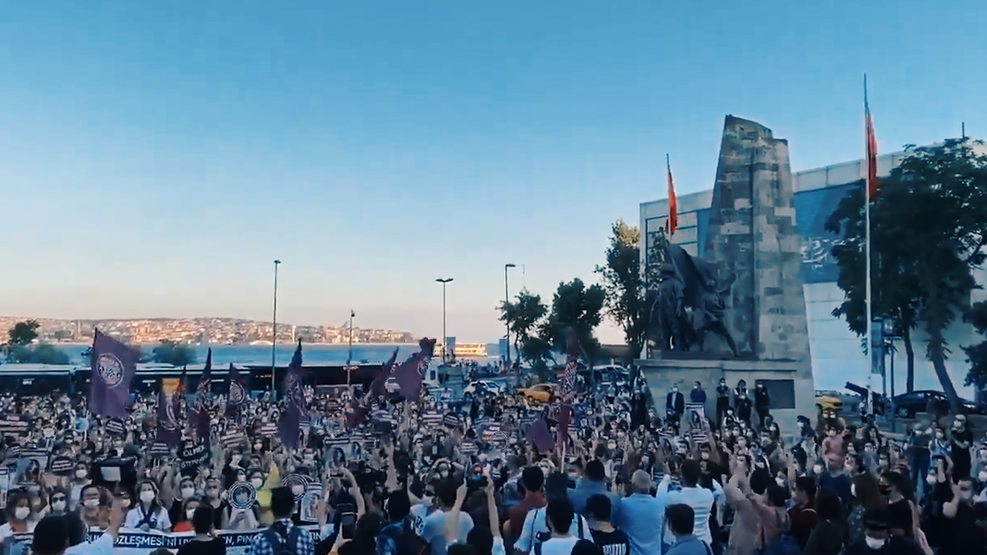 Turchia, donne in piazza dopo l’ennesimo femminicidio: «Mai più in silenzio» – Il video
