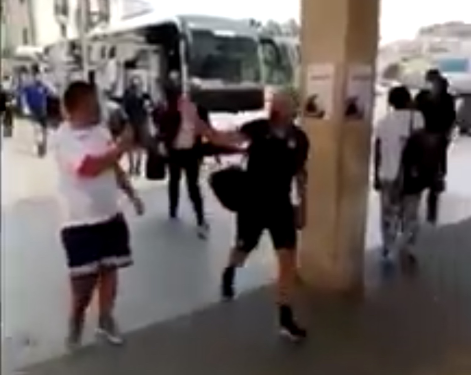 «La regalate alla Juve come al solito?», il dirigente dell’Atalanta al tifoso napoletano: «Terrone del ca…», poi si scusa ma è bagarre – Il video