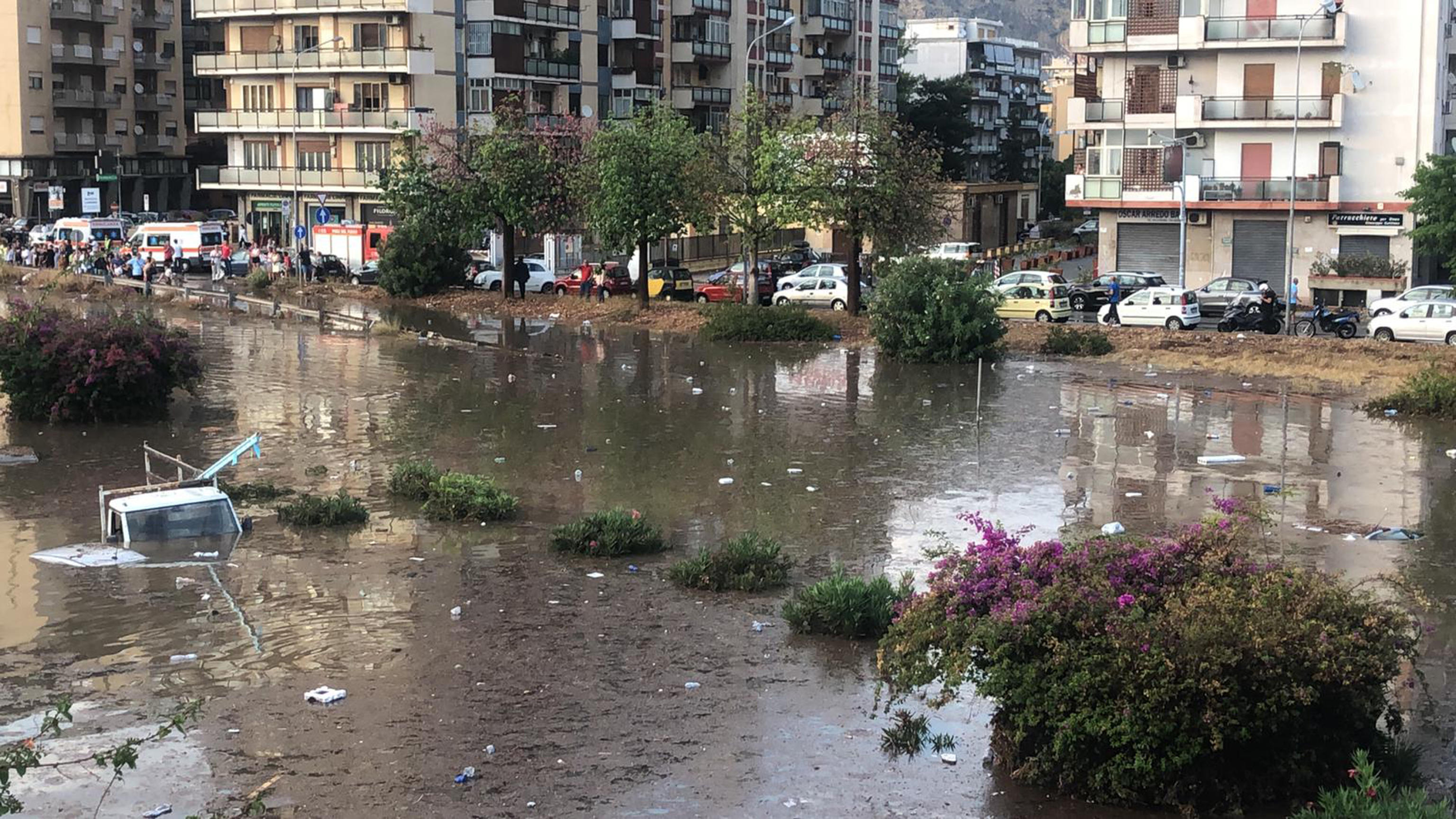 Due persone sono morte annegate in un sottopasso di viale della Regione a Palermo, allagato per la bomba d'acqua caduta in città. Erano in un'auto, sommersa dalla pioggia, che è rimasta blocca in strada. Sul posto i
sommozzatori dei vigili del fuoco che stanno intervenendo per
recuperare i corpi. ANSA