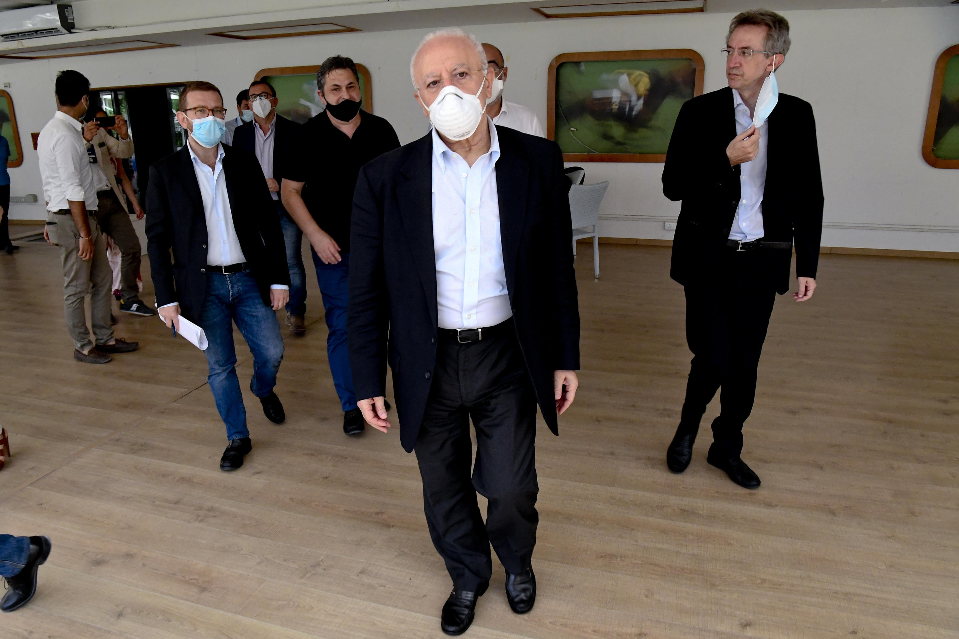 Un sospenitore del partito Democratico indossa una mascherina con una delle frasi 'cult' del  governatore della Regione Campania Vincenzo De Luca alla conferenza programmatica del Pd di Napoli in corso nell'area dell'Ippodromi di Agnano, 11 luglio 2020
ANSA /CIRO FUSCO