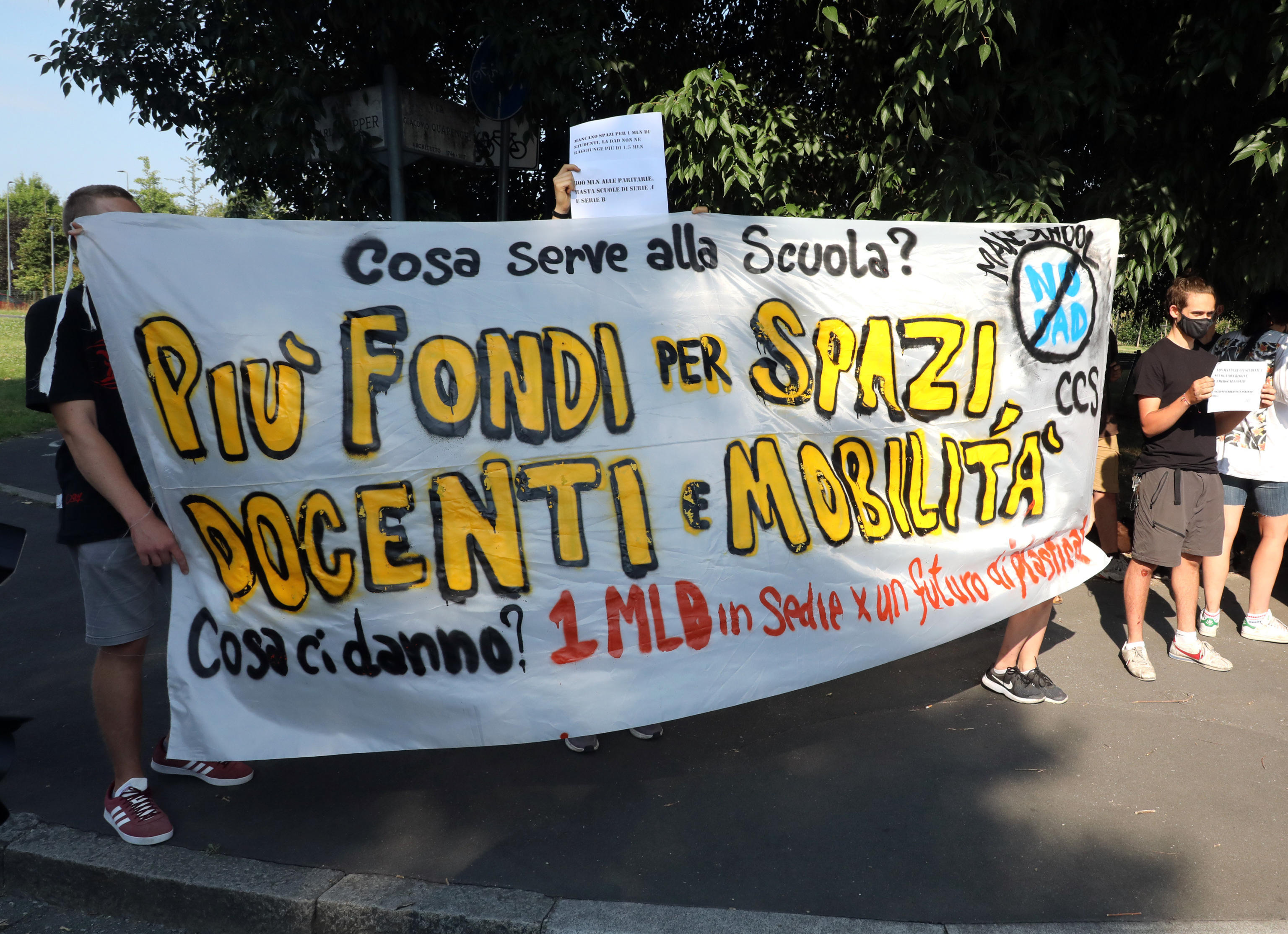 La protesta di alcuni studenti all'arrivo della ministra dell'Istruzione Lucia Azzolina in visita al'Istituto Comprensivo Riccardo Massa a Milano, 20 Luglio  2020.
ANSA / MATTEO BAZZI