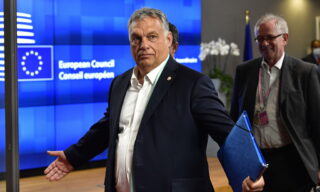 Il premier ungherese Viktor Orban nel terzo giorno di vertice ha sferrato un'offensiva contro il premier Mark Rutte: «Alcuni guidati dall’olandese vorrebbero creare un nuovo meccanismo di condizionalità sullo stato di diritto. Se l’intesa non si fa è a causa del leader olandese» Mark Rutte «non a causa mia. È lui che ha iniziato questa faccenda. L’olandese è il vero responsabile per tutto il caos di ieri»