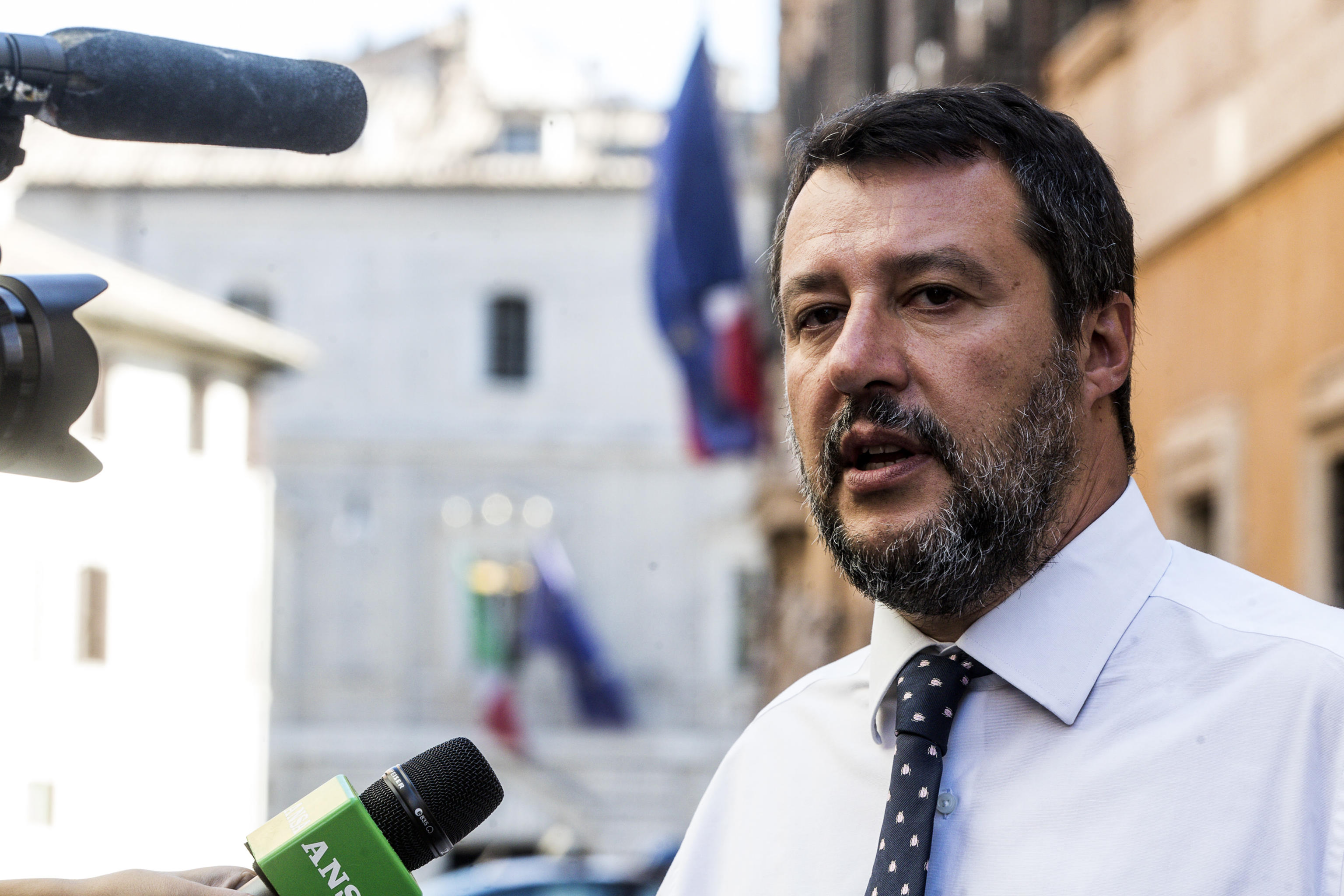Il segretario della Lega, Matteo Salvini, al termine della conferenza stampa in Senato dell'Ungdcec con le altre sigle sindacali dei commercialisti (Adc, Aidc, Anc, Andoc, Fiddoc, Sic, Unagraco ed Unico) per illustrare le forme di protesta della categoria professionale contro il mancato slittamento degli adempimenti tributari da parte del Governo, Roma, 21 luglio 2020. ANSA/ANGELO CARCONI