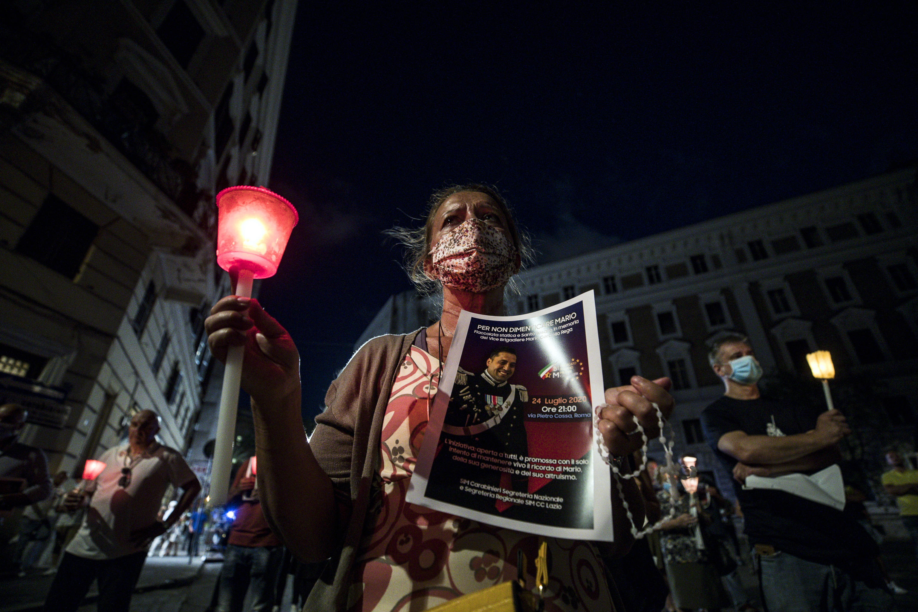 Un momento della fiaccolata ''Per non dimenticare Mario'' in memoria del vice brigadiere dei carabinieri, Mario Cerciello Rega, ucciso, la notte tra il 25 e il 26 luglio di un anno fa in via Pietro Cossa, Roma, 24 luglio 2020. ANSA/ANGELO CARCONI