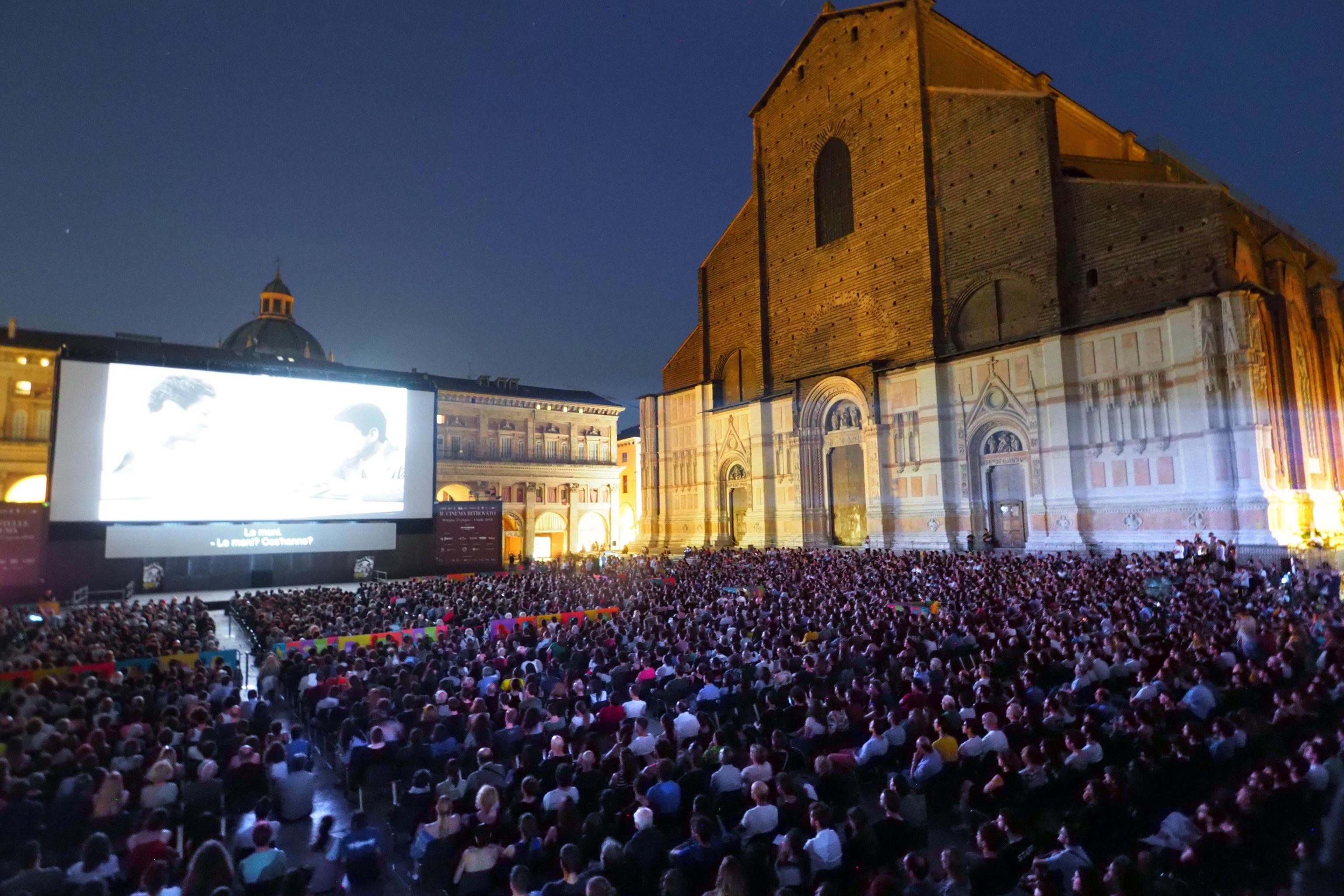 Proietta film hard in piazza a Bologna, lo studente lancia la campagna  online per la multa. Raccolti quasi 7mila euro: «Pagherò e il resto lo darò  in beneficenza» - Open