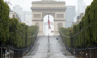 Gli Champs Elysees deserti e sullo sfondo l'Arc de Triomphe dopo la parata militare del giorno del 14 luglio (giorno della Bastiglia) 2020. EPA/Christophe Ena