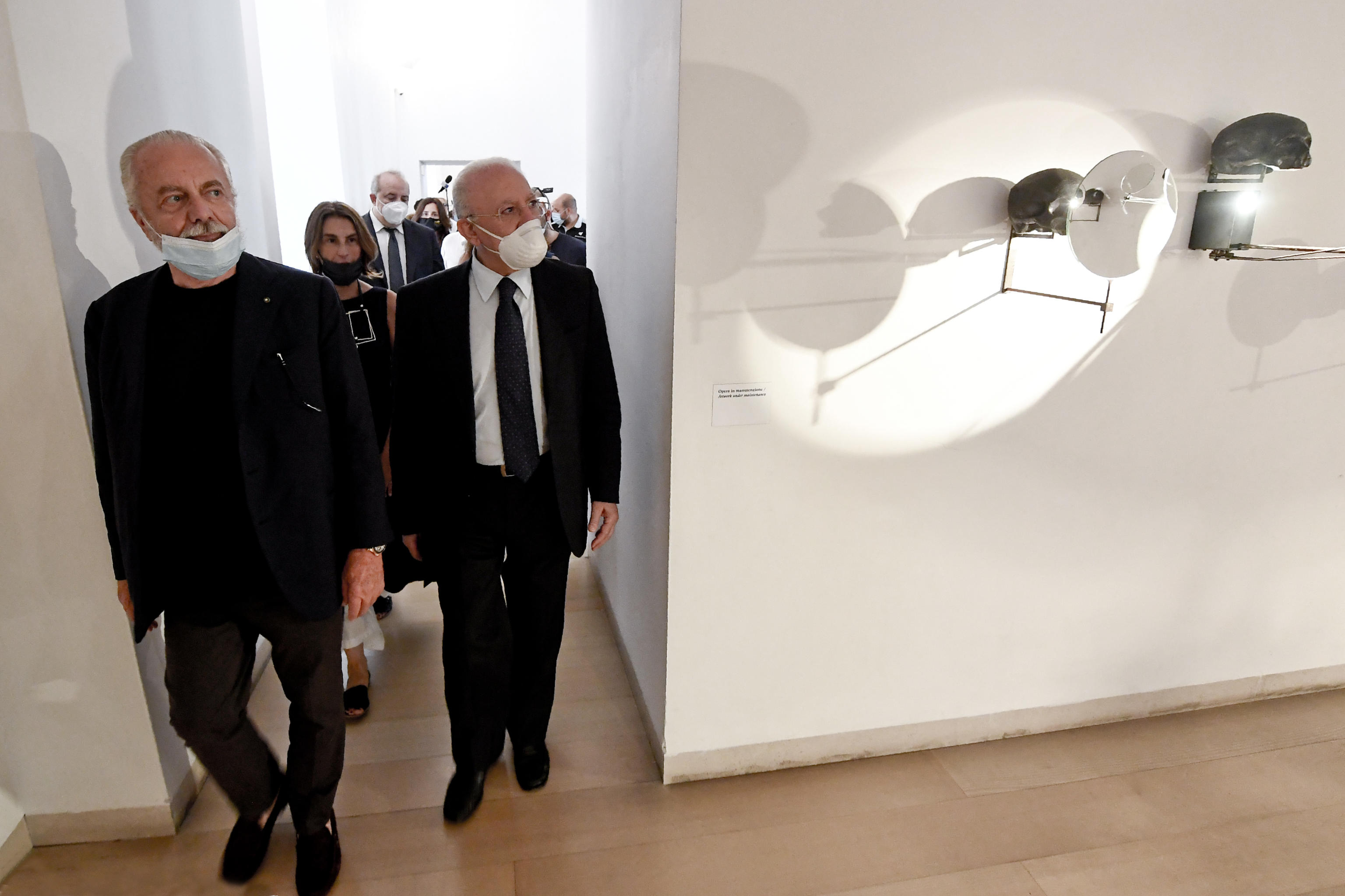 Il presidente della Campania Vincenzo De Luca e il presidente del Napoli Aurelio De Laurentiis alla mostra fotografica "'Carlo Verdone, nuvole e colori' allestita con le immagini dell'attore e regista romano al museo Madre di Napoli, 30 luglio 2020