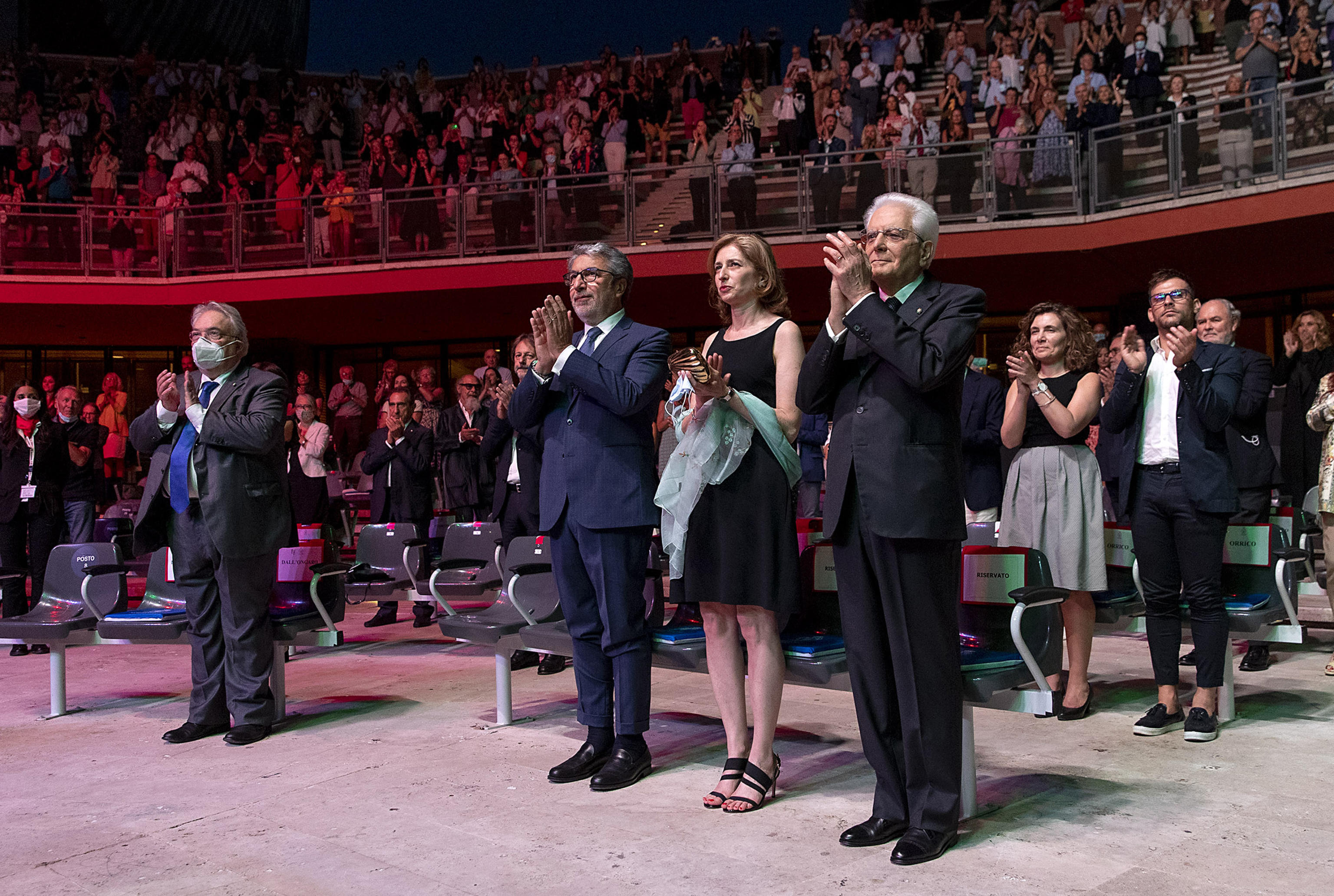 Il presidente della Repubblica Sergio Mattarella spettatore speciale di Santa Cecilia per la celebre Quinta Sinfonia di Beethoven diretta da Antonio Pappano nella Cavea dell' Auditorium Parco della Musica di Roma, 21 luglio 2020. Ad accoglierlo il ministro dei Beni Culturali e del Turismo Dario Franceschini e il sovrintendente dell'Accademia Nazionale Michele dall'Ongaro. Il Capo dello Stato, accompagnato dalla figlia Laura, è stato salutato dal lungo applauso degli spettatori, al quale ha partecipato anche il maestro Pappano dal podio.
ANSA/UFFICIO STAMPA QUIRINALE/PAOLO GIANDOTTI
+++ ANSA PROVIDES ACCESS TO THIS HANDOUT PHOTO TO BE USED SOLELY TO ILLUSTRATE NEWS REPORTING OR COMMENTARY ON THE FACTS OR EVENTS DEPICTED IN THIS IMAGE; NO ARCHIVING; NO LICENSING +++