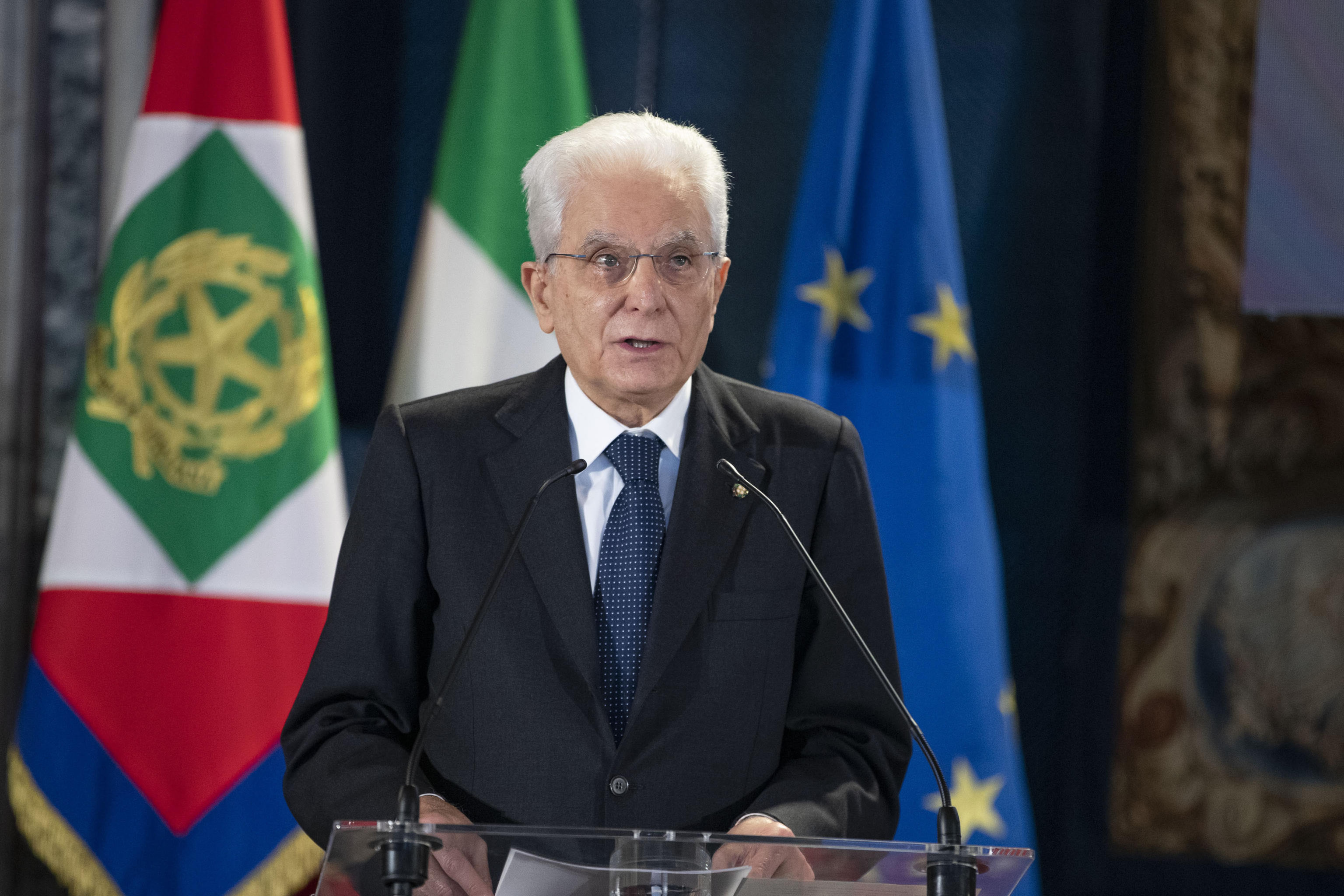 Il presidente della Repubblica, Sergio Mattarella, in occasione della cerimonia commemorativa del quarantesimo anniversario delluccisione di Nicola Giacumbi, Girolamo Minervini, Guido Galli, Mario Amato e Gaetano Costa e del trentennale dellomicidio di Rosario Livatino, Roma, 18 giugno 2020.
ANSA/UFFICIO STAMPA QUIRINALE/FRANCESCO AMMENDOLA
+++ ANSA PROVIDES ACCESS TO THIS HANDOUT PHOTO TO BE USED SOLELY TO ILLUSTRATE NEWS REPORTING OR COMMENTARY ON THE FACTS OR EVENTS DEPICTED IN THIS IMAGE; NO ARCHIVING; NO LICENSING +++