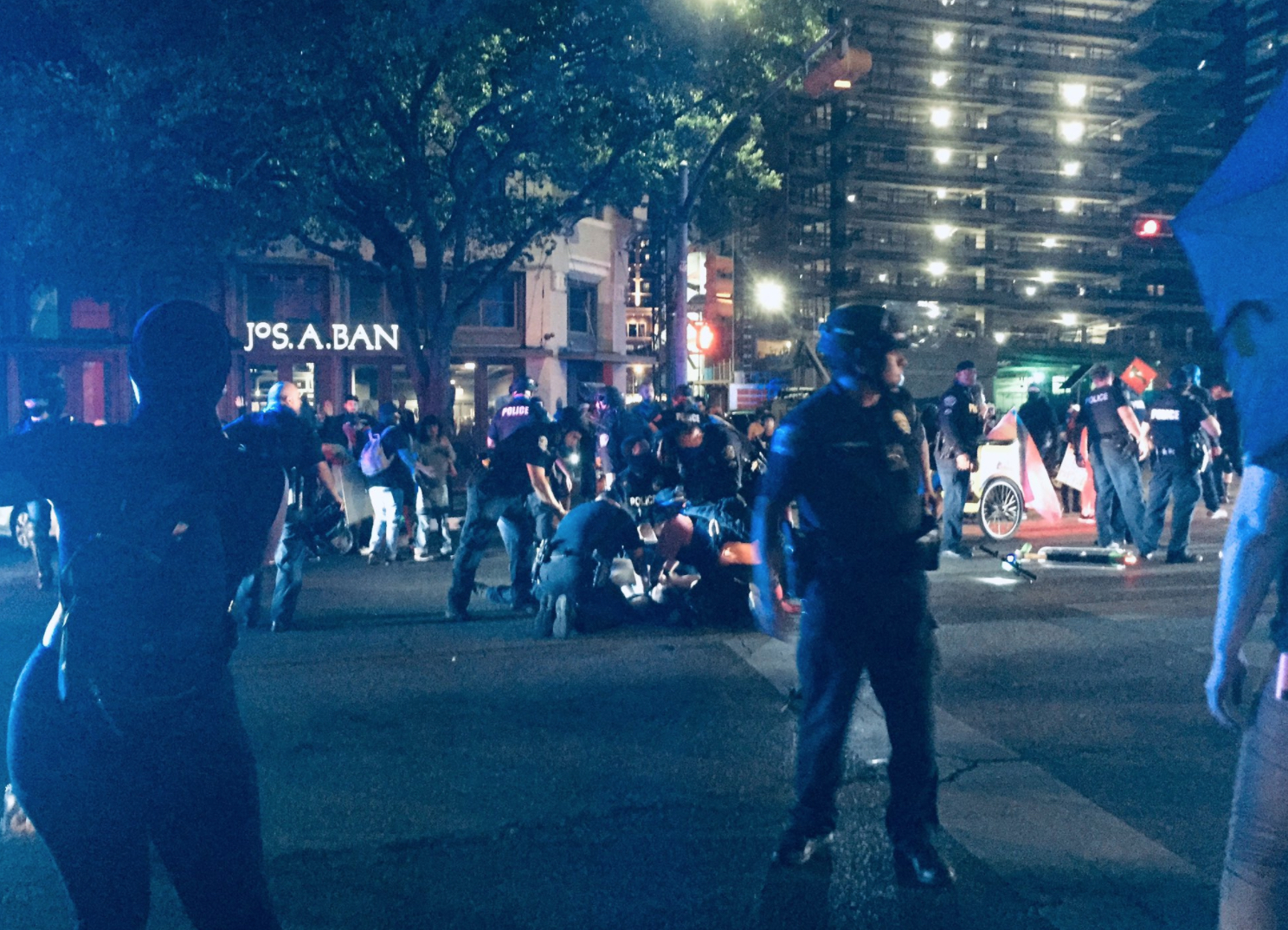 Spari alla protesta anti-razzista in Texas, panico tra la folla: ucciso un uomo. Scontri a Seattle – Video
