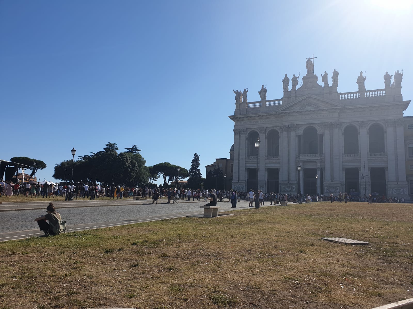 Stati popolari, gli invisibili in piazza a Roma: l’urlo di precari, rider, braccianti, migranti e italiani senza cittadinanza – Le videointerviste