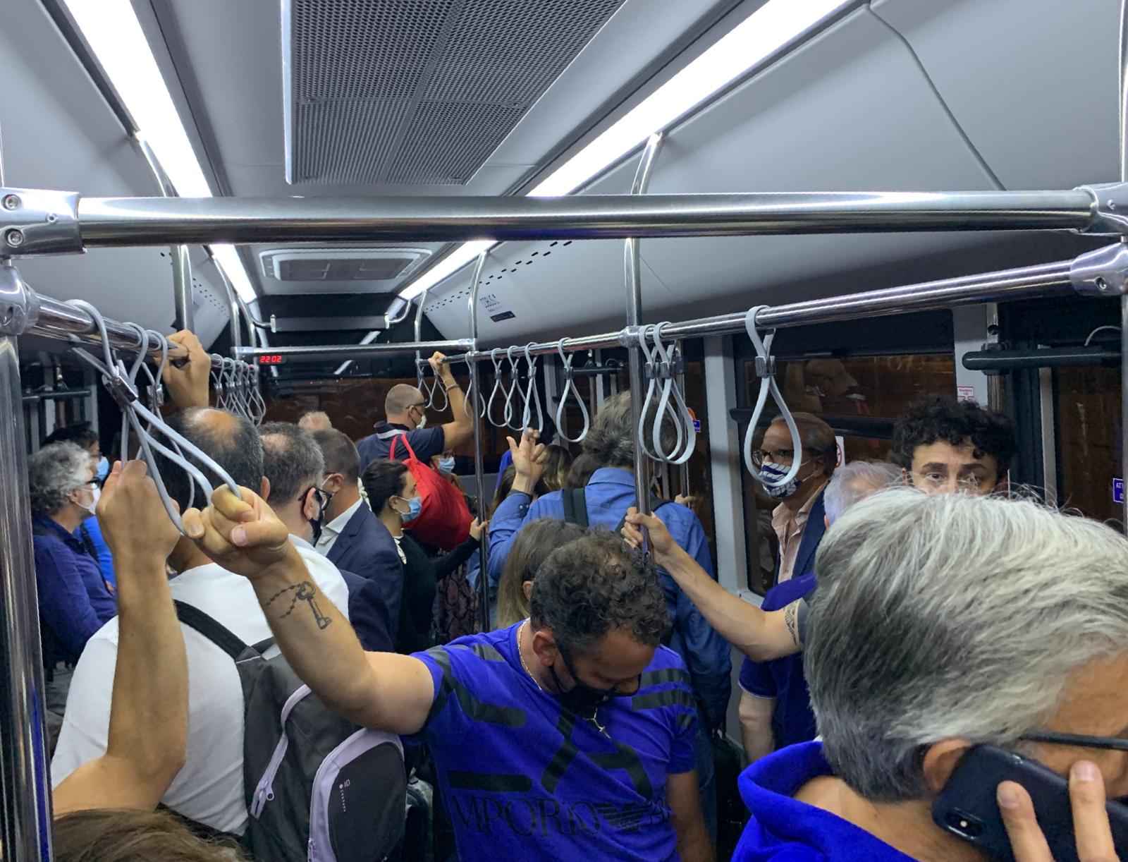 Malpensa, il distanziamento sociale non esiste: ecco il bus stracolmo che trasporta i passeggeri – Il video