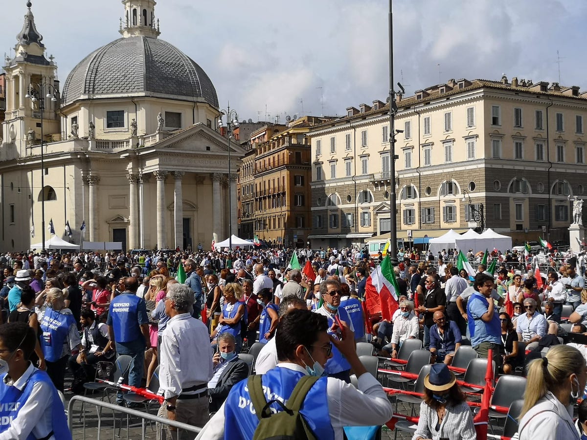 Manifestazione del centrodestra a Roma, Tajani: «Contro Berlusconi sentenza ignobile da plotone di esecuzione» – Il video